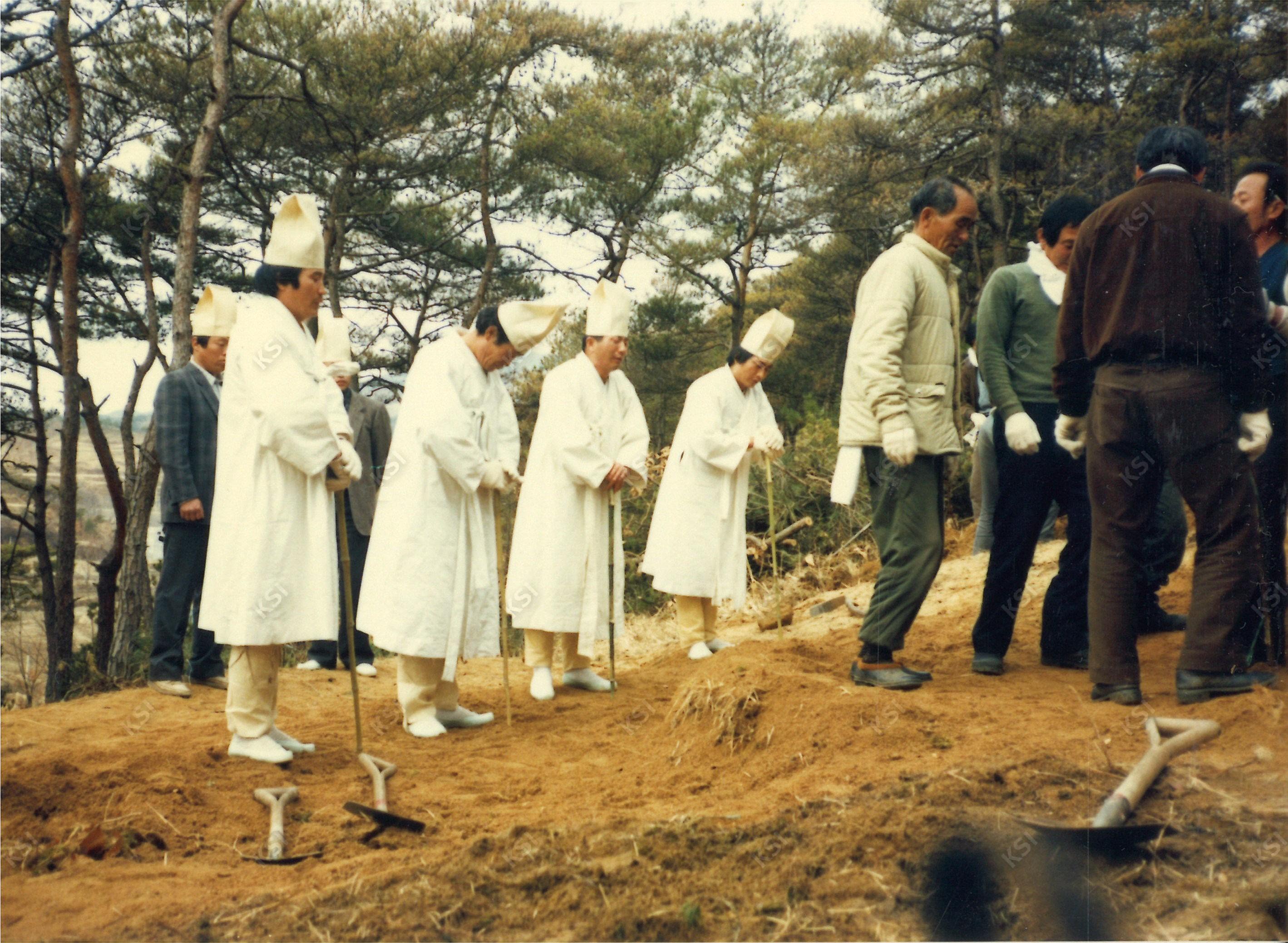 1990년 시아버지 장례 때 달구질을 지켜보는 상주들
