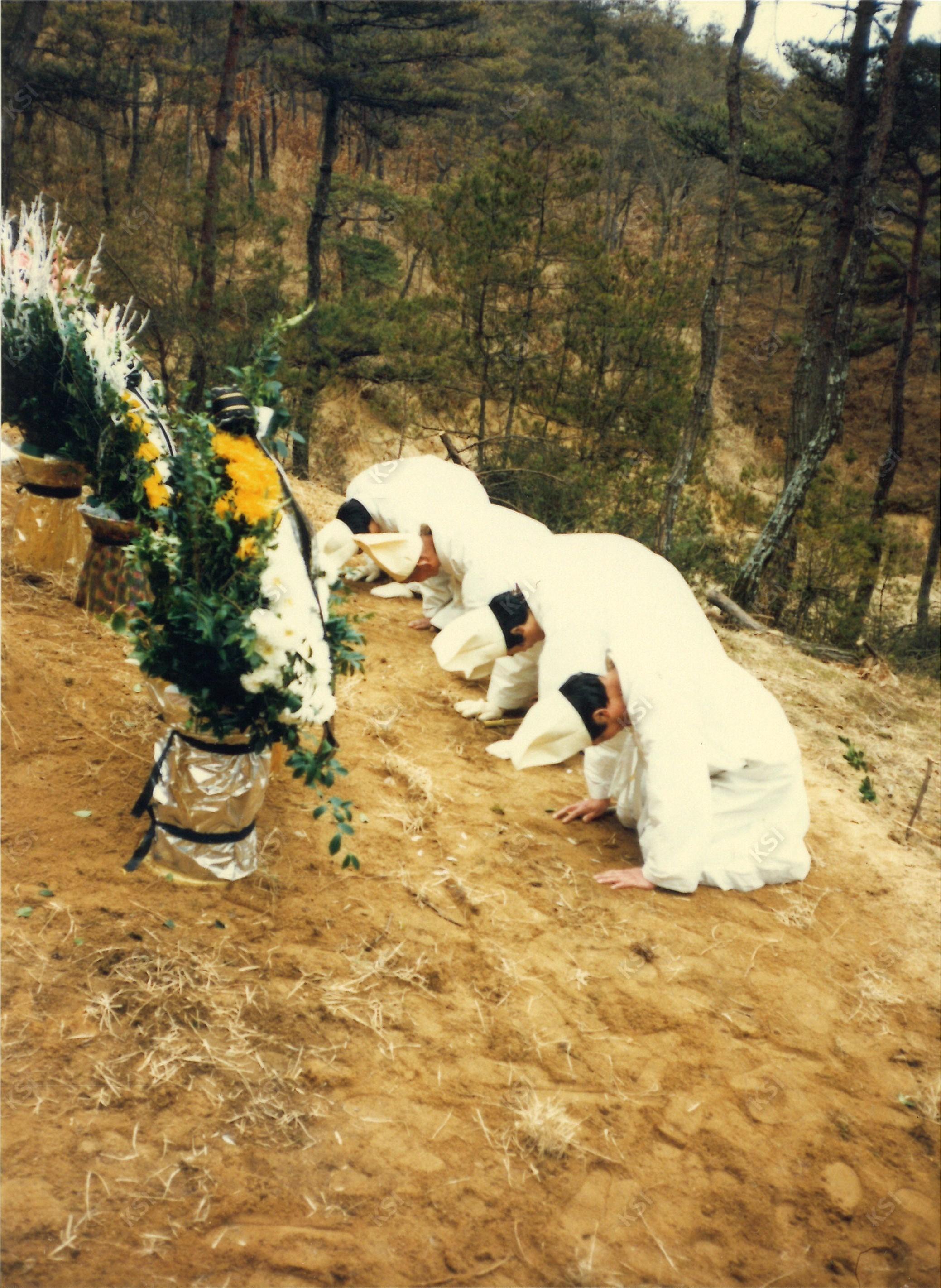 1990년 시아버지 장례 때 산소에 절하는 상주들