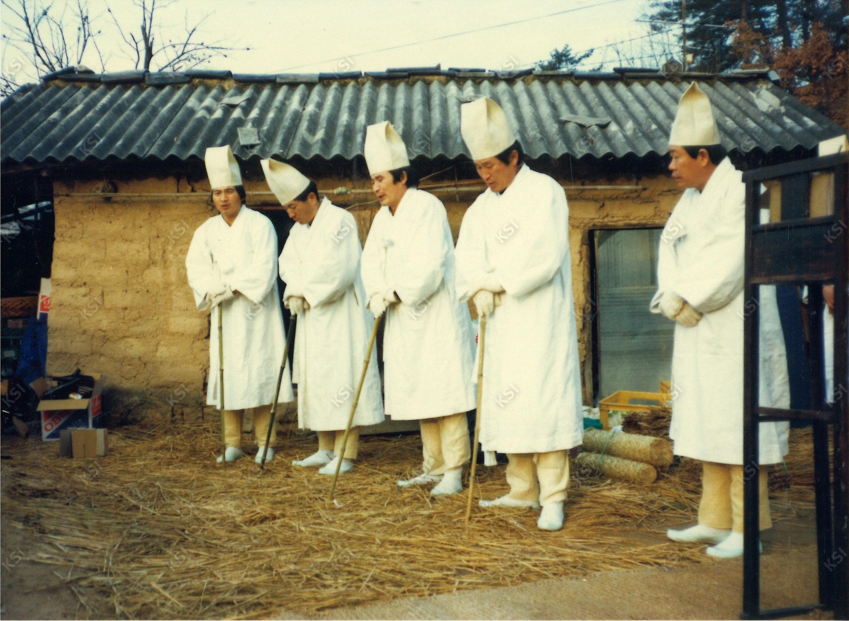 1990년 시아버지 장례 때 상주들이 상여 앞에서 곡하는 모습
