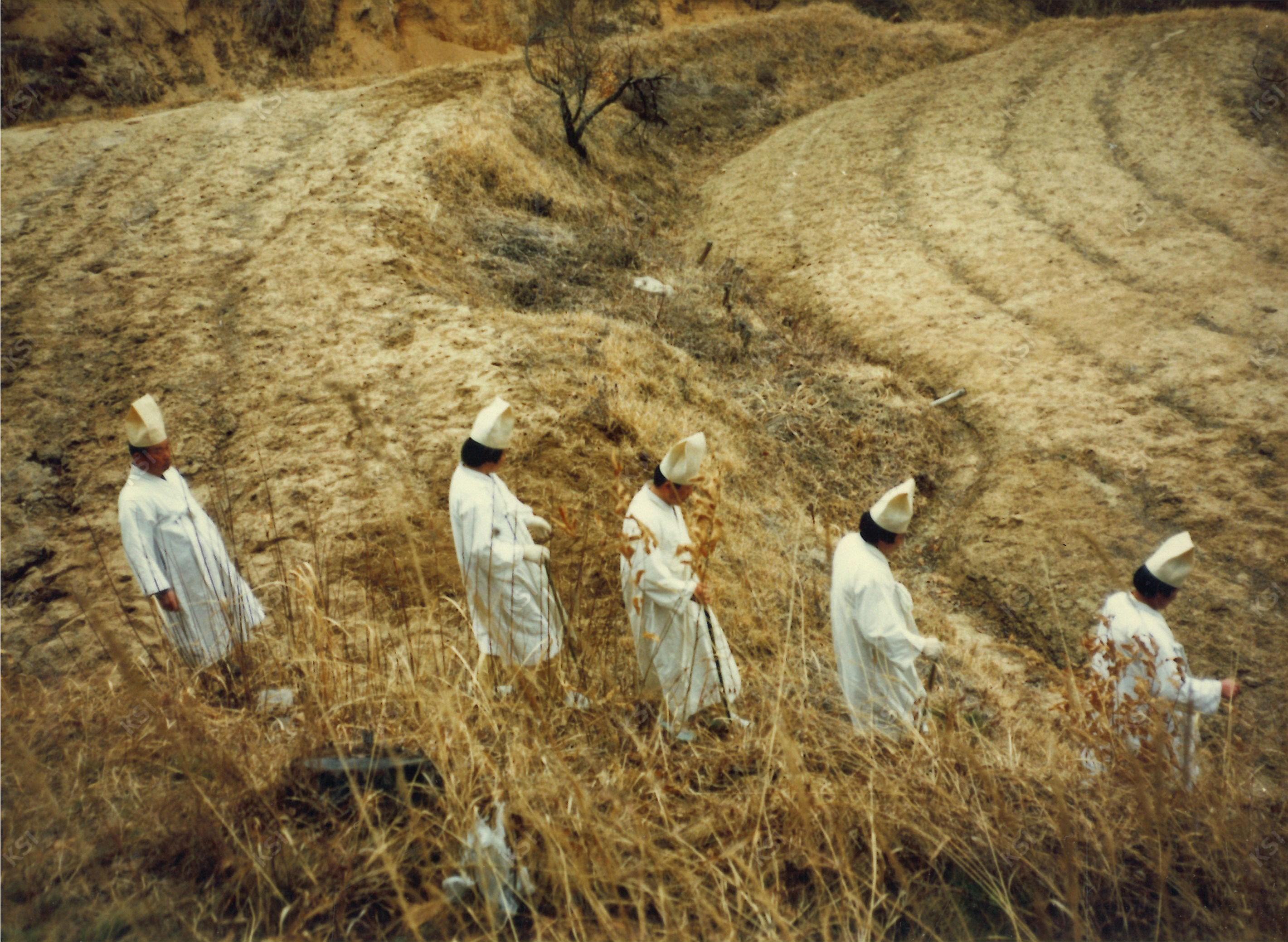1990년 시아버지 장례 때 장지에서 내려오는 상주들