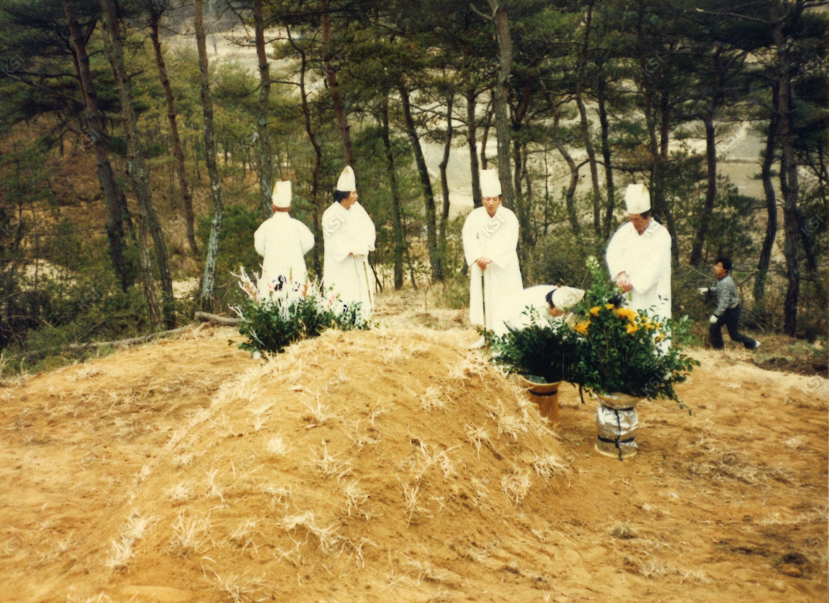 1990년 시아버지 장례 때 묘지 조성을 마무리하며