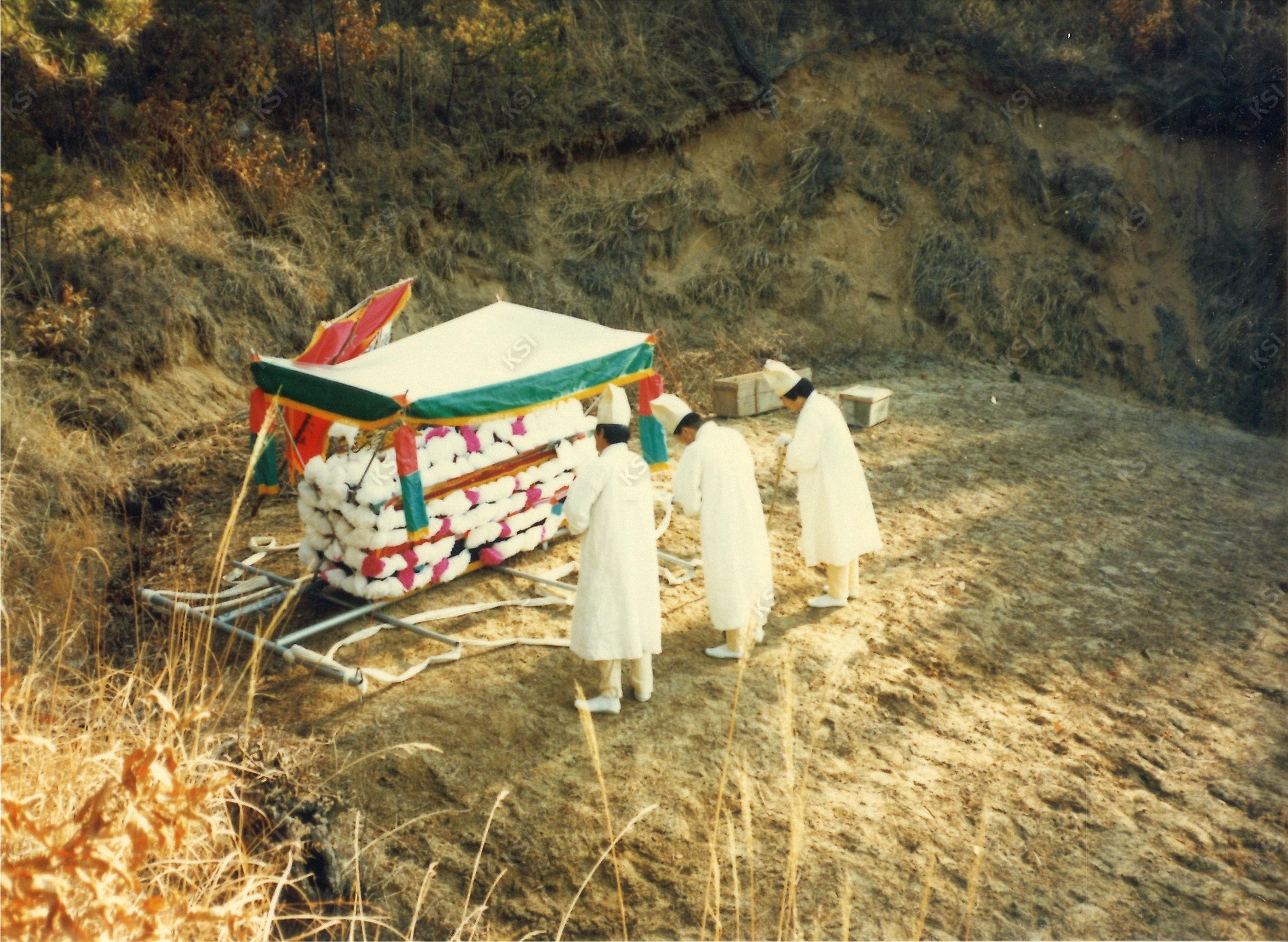 1990년 시아버지 장례 때 장지에 도착한 상여