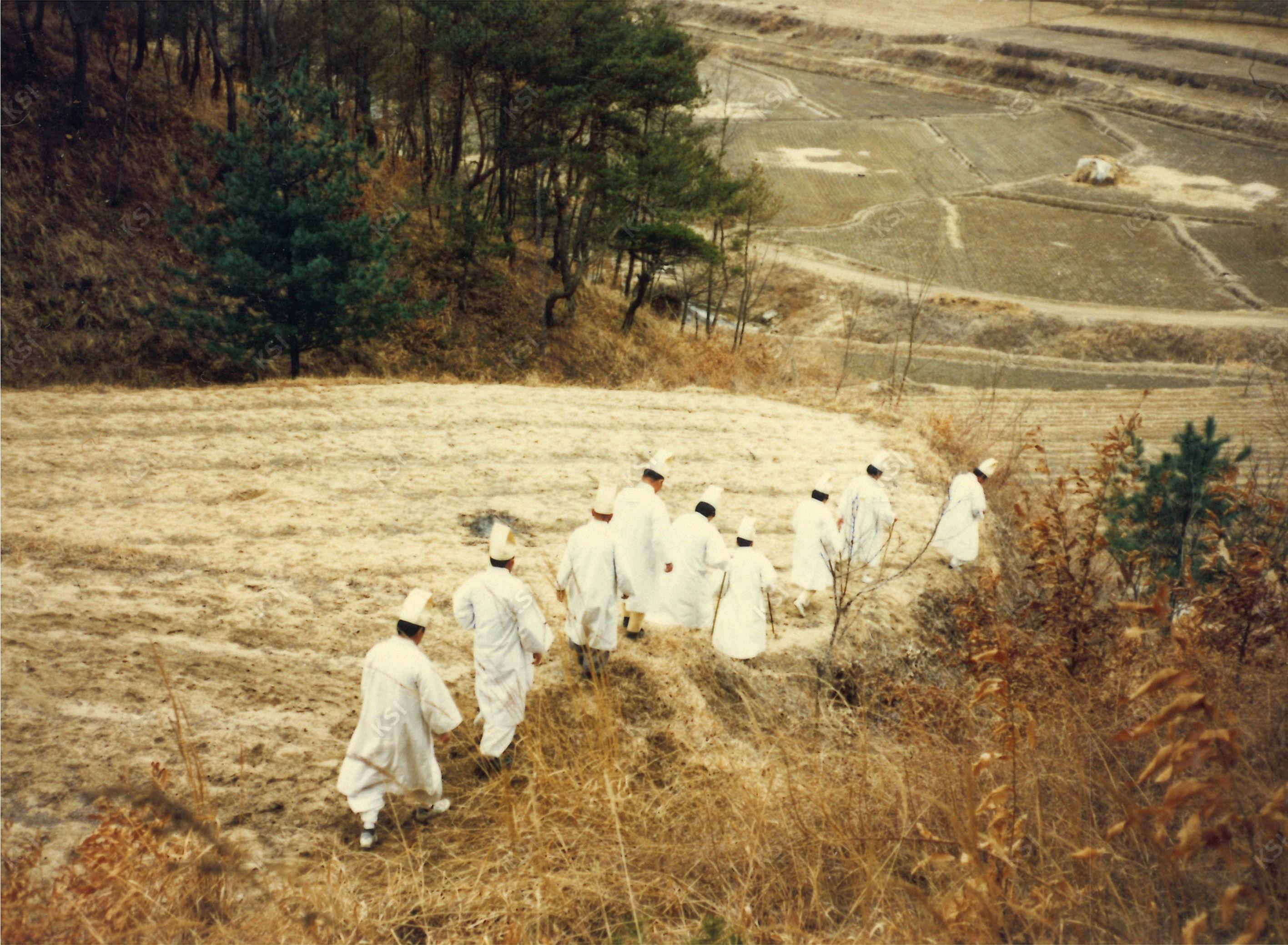 1990년 시아버지 장례 때 장지에서 내려오는 상주들