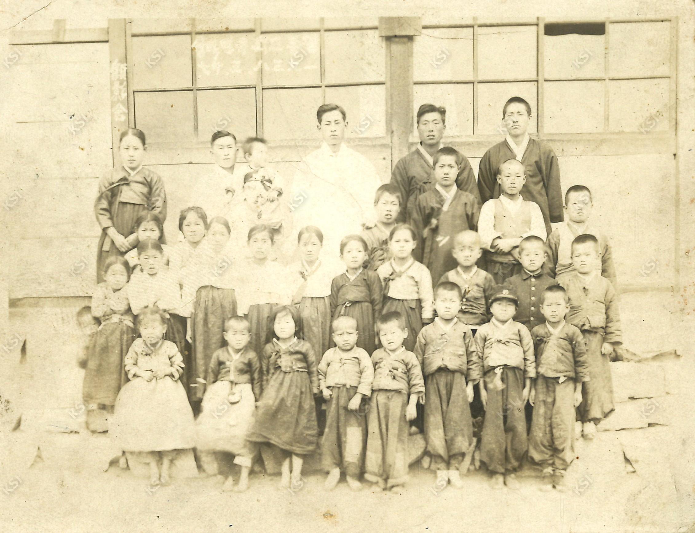 1938년 명동교회에서 교인들과
