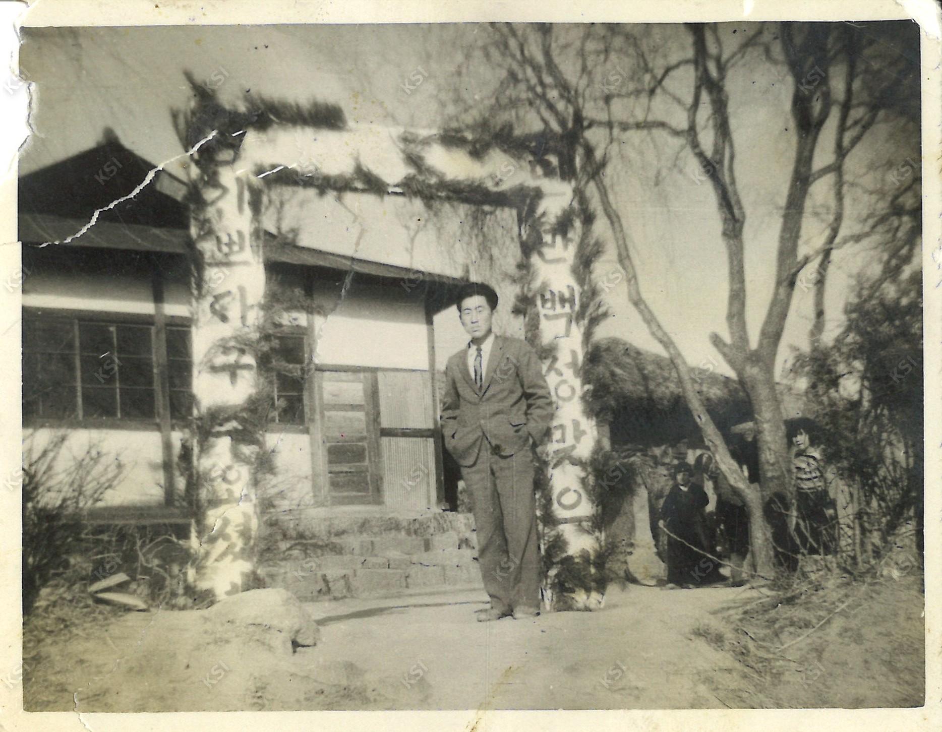 1960년 성탄절 조형물 앞에서