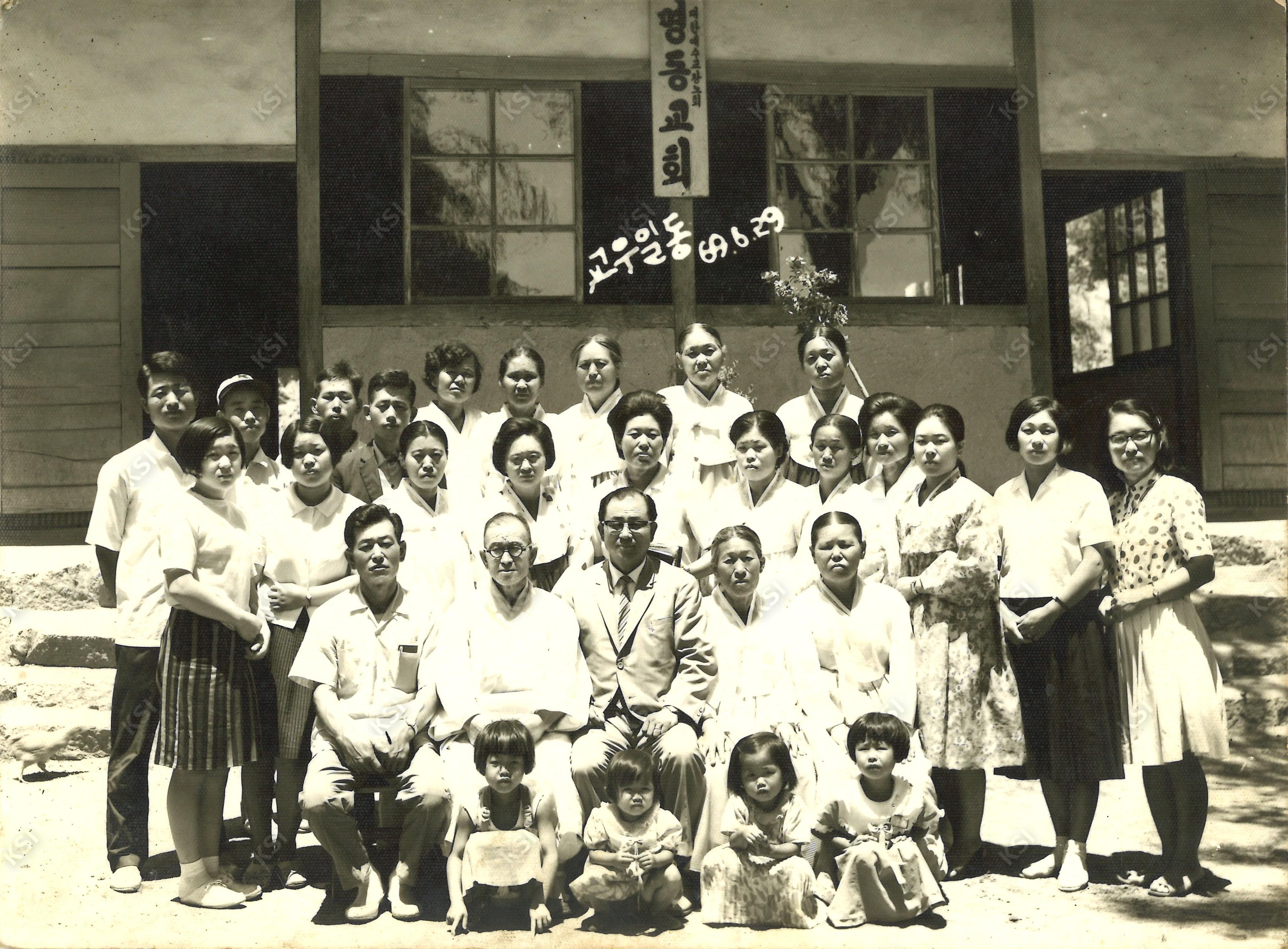 1969년 명동교회 예배당에서 교우들과