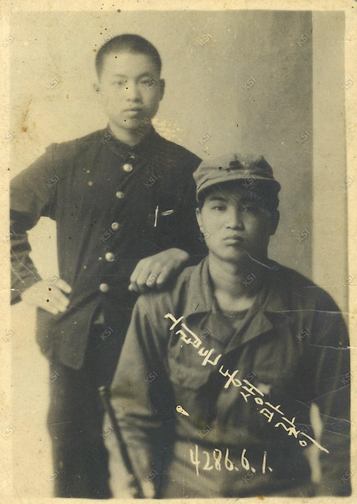 1953년 동생과 함께