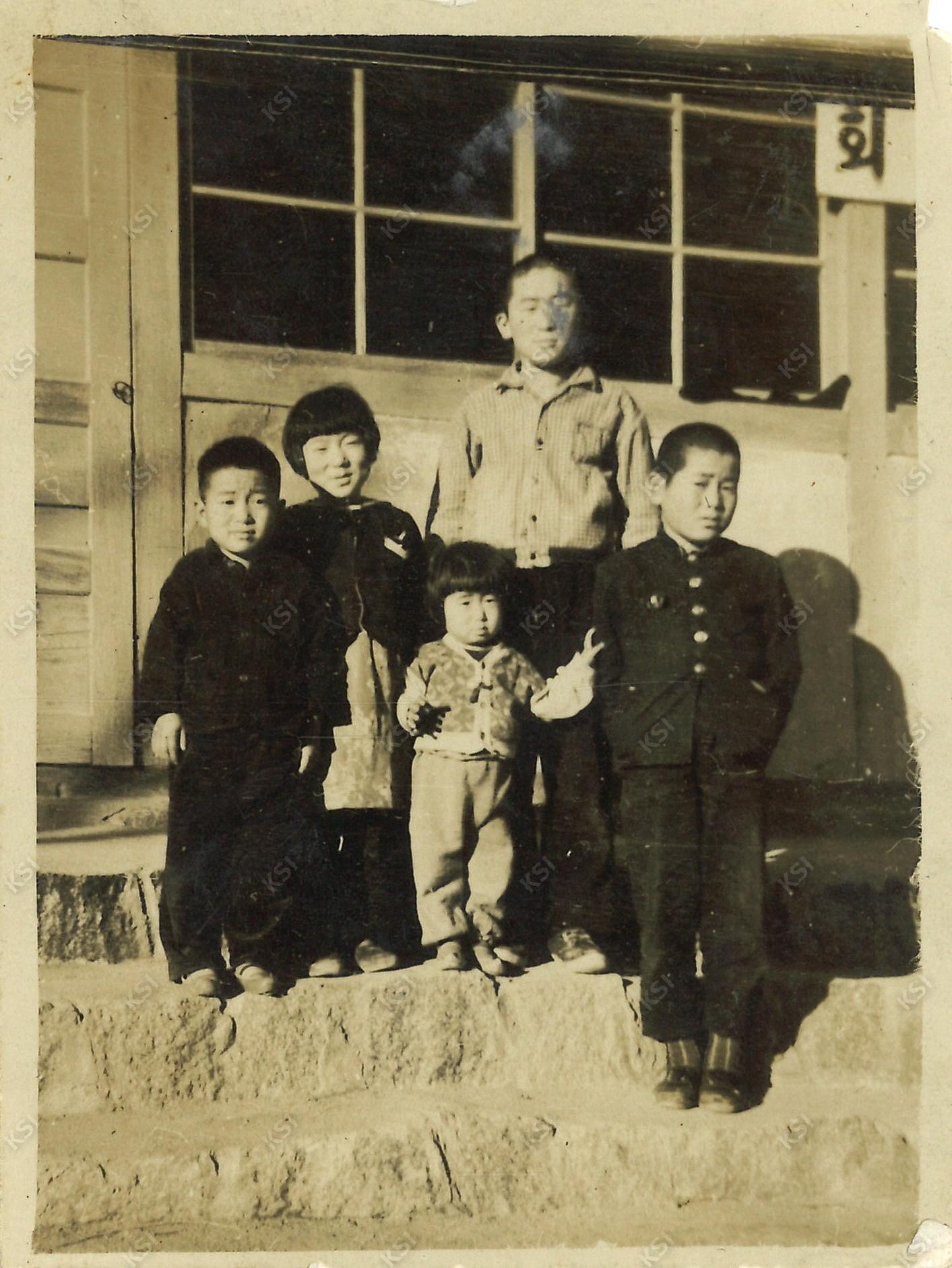 1950년대 명동교회 앞에서