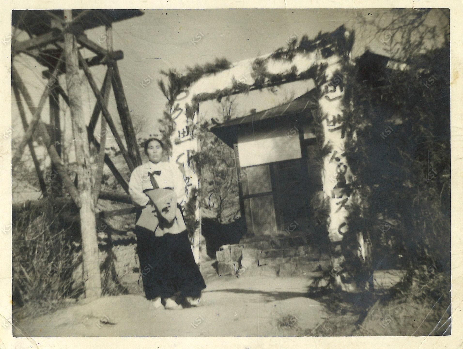1960년 명동교회 조형물 앞에서