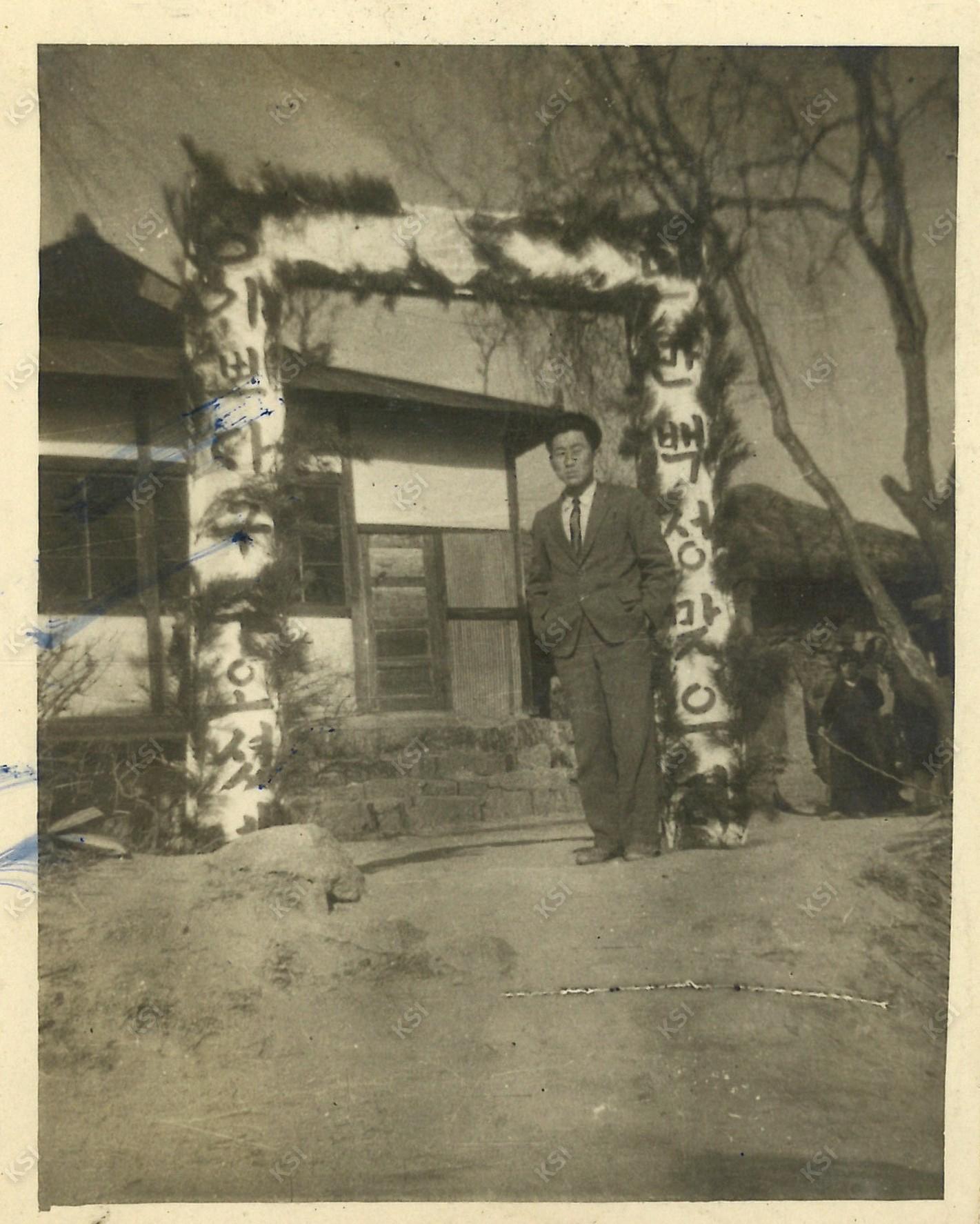 1960년 명동교회 조형물 앞에서