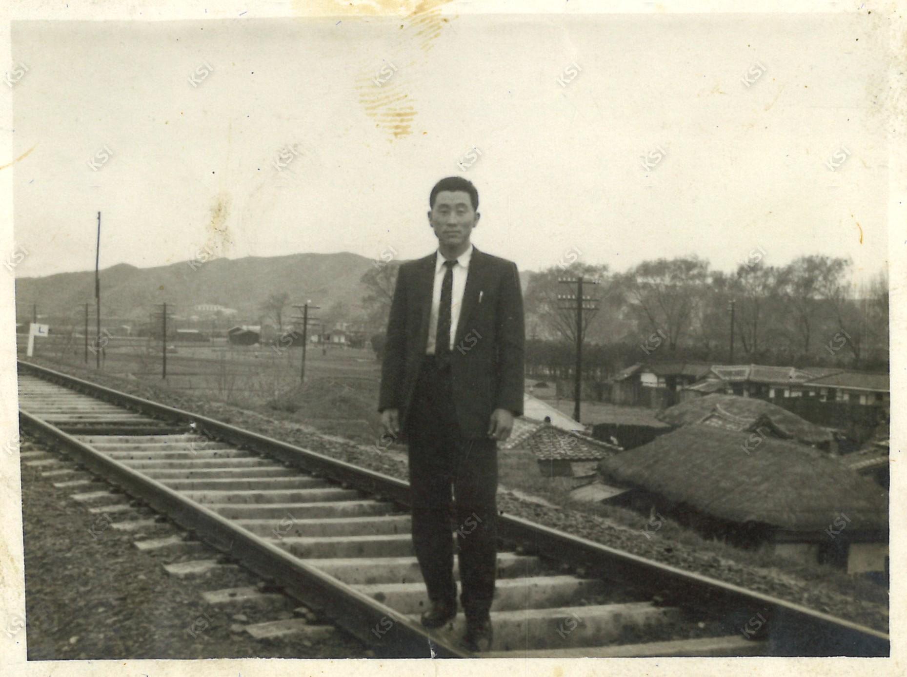 1964년 안흥동 철길에서