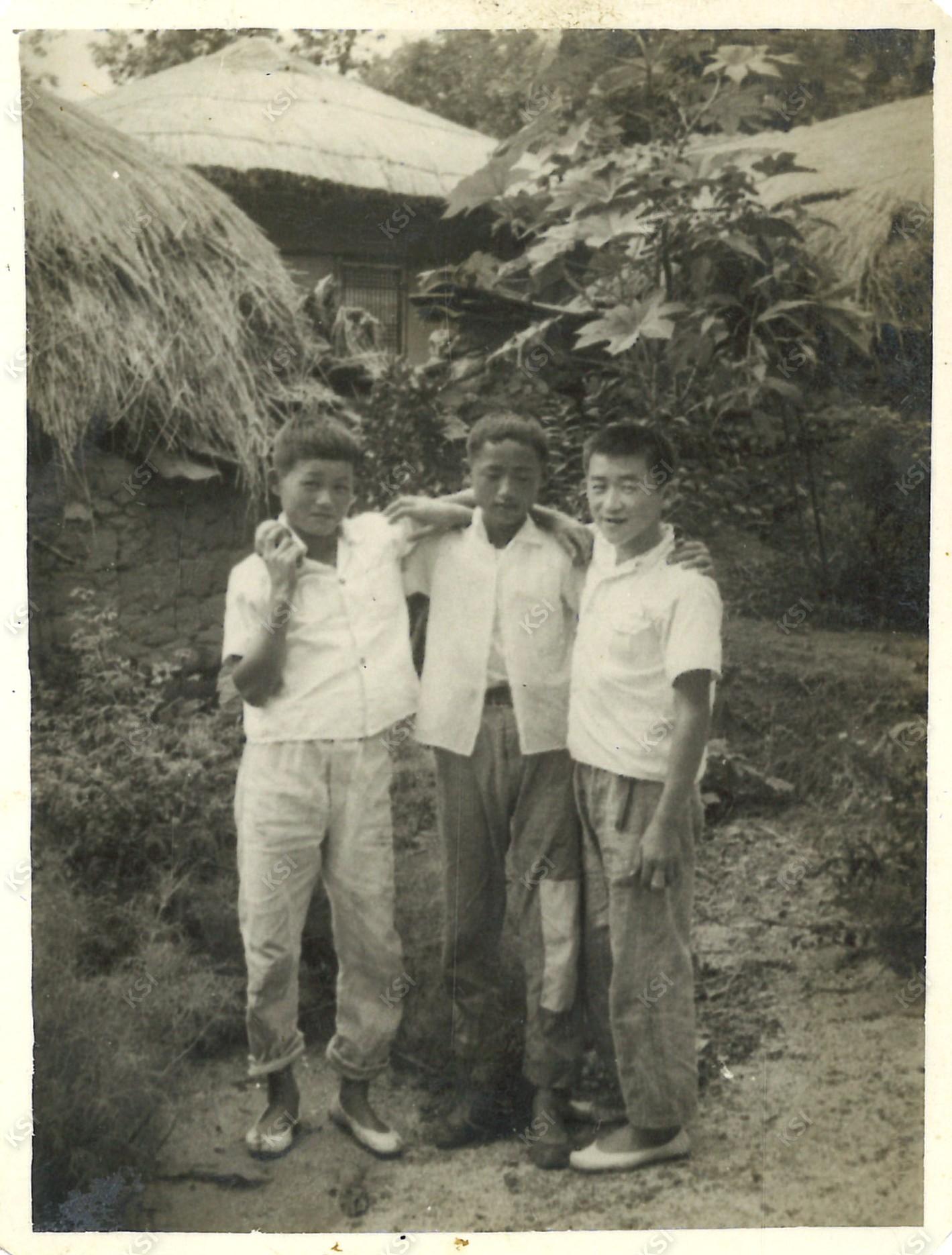 1960년대 마을에서 친구들과