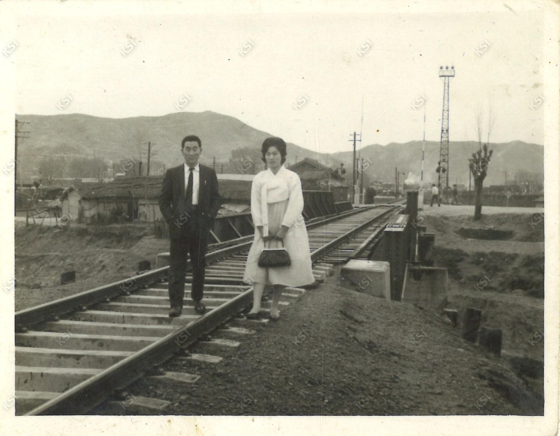 1964년 안흥동 철길에서