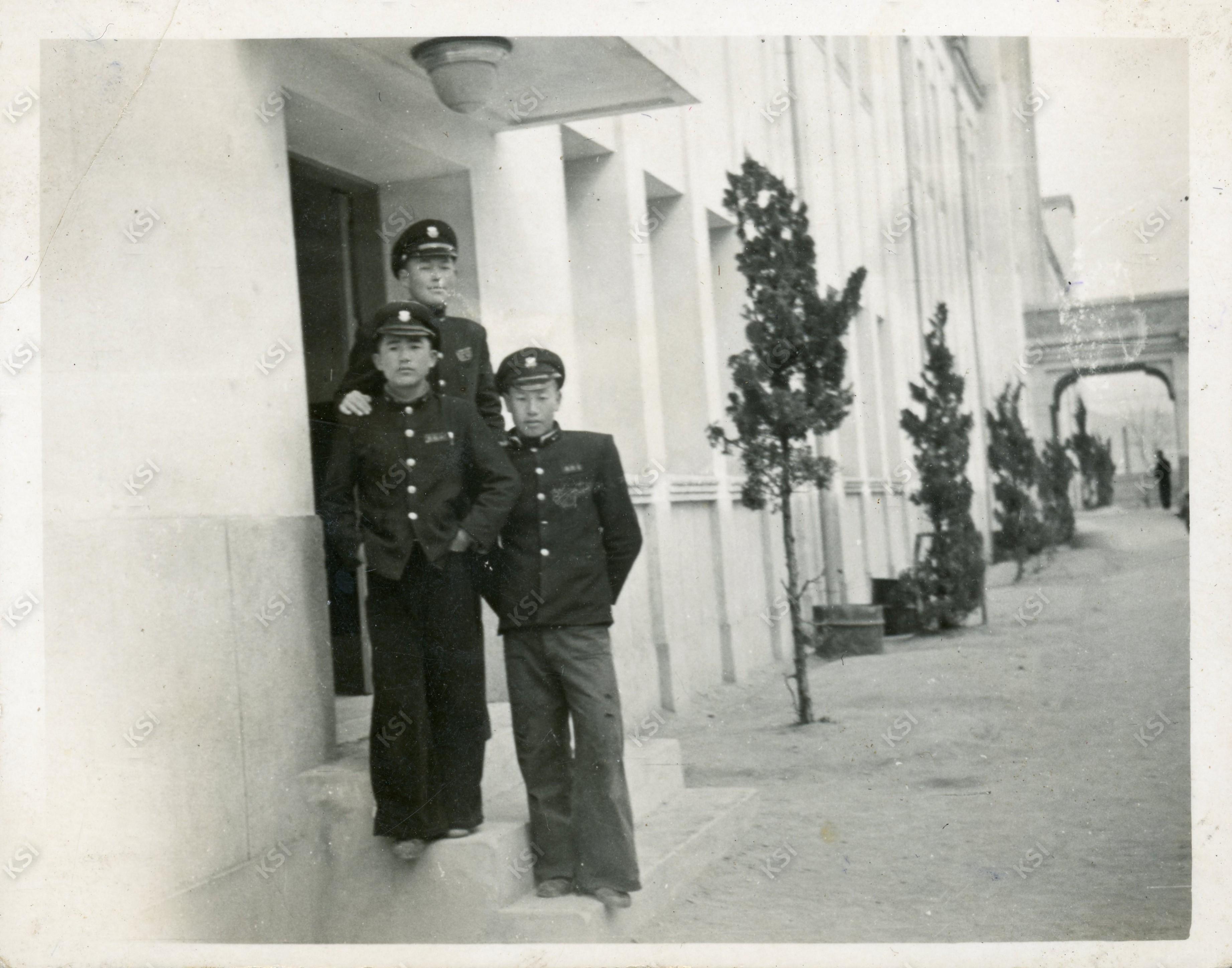 1957년경 안동중학교 본관 앞에서