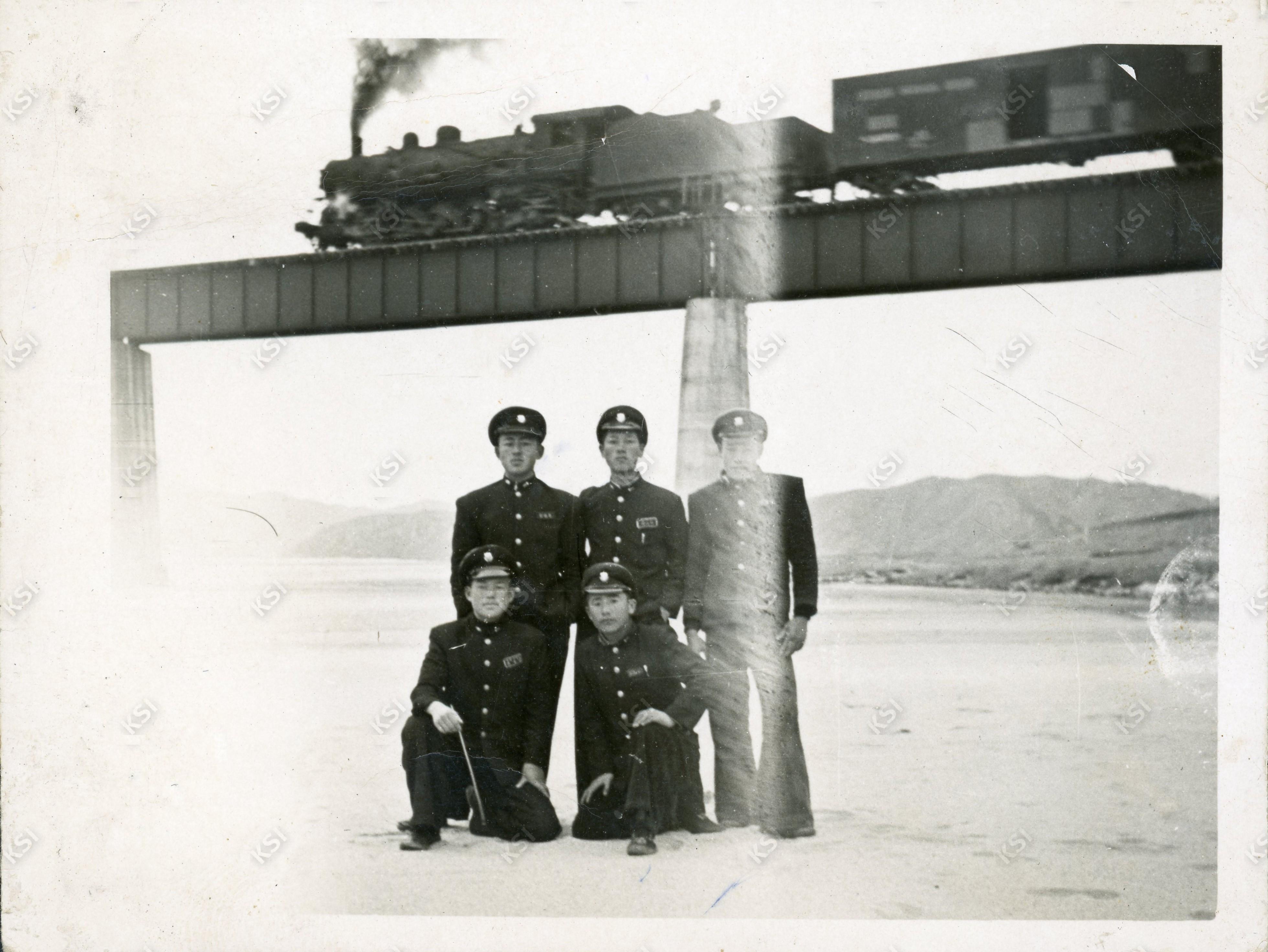 1958년 안동중학교 친구와 안동 철교 밑에서