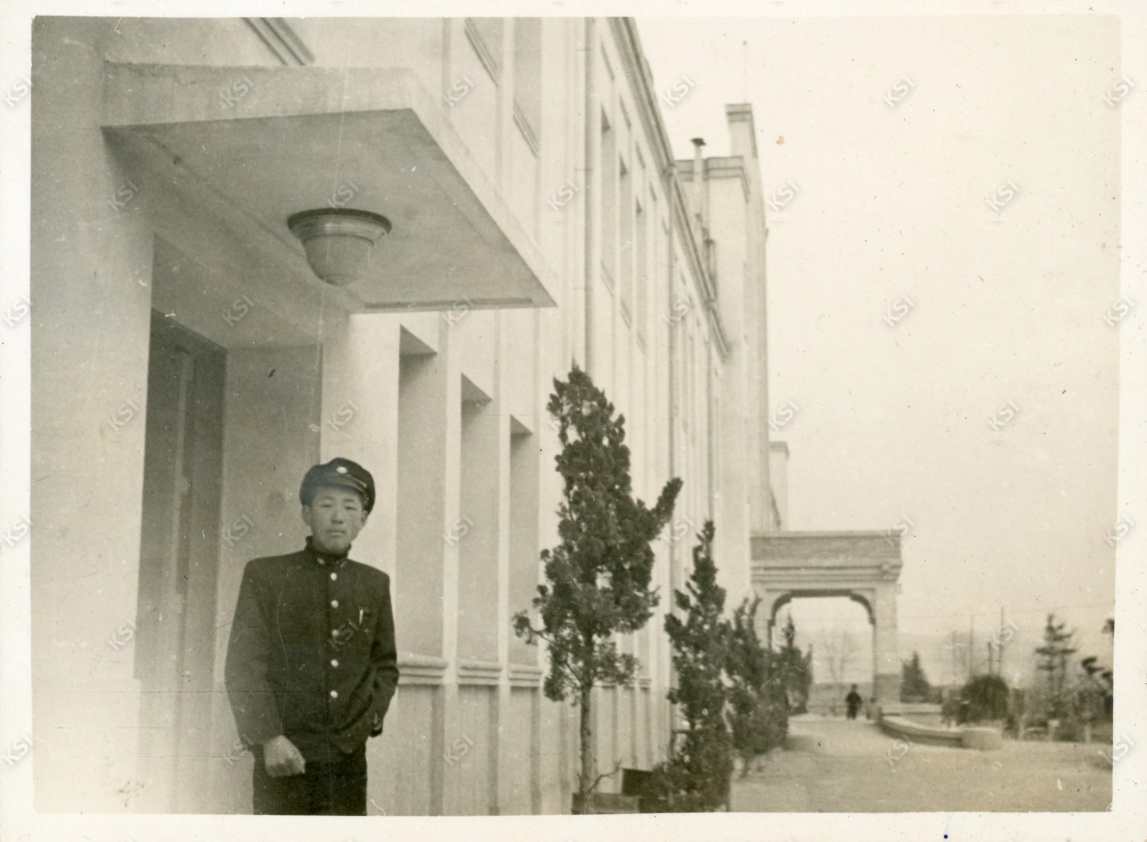 1957년경 안동중학교 본관 앞에서