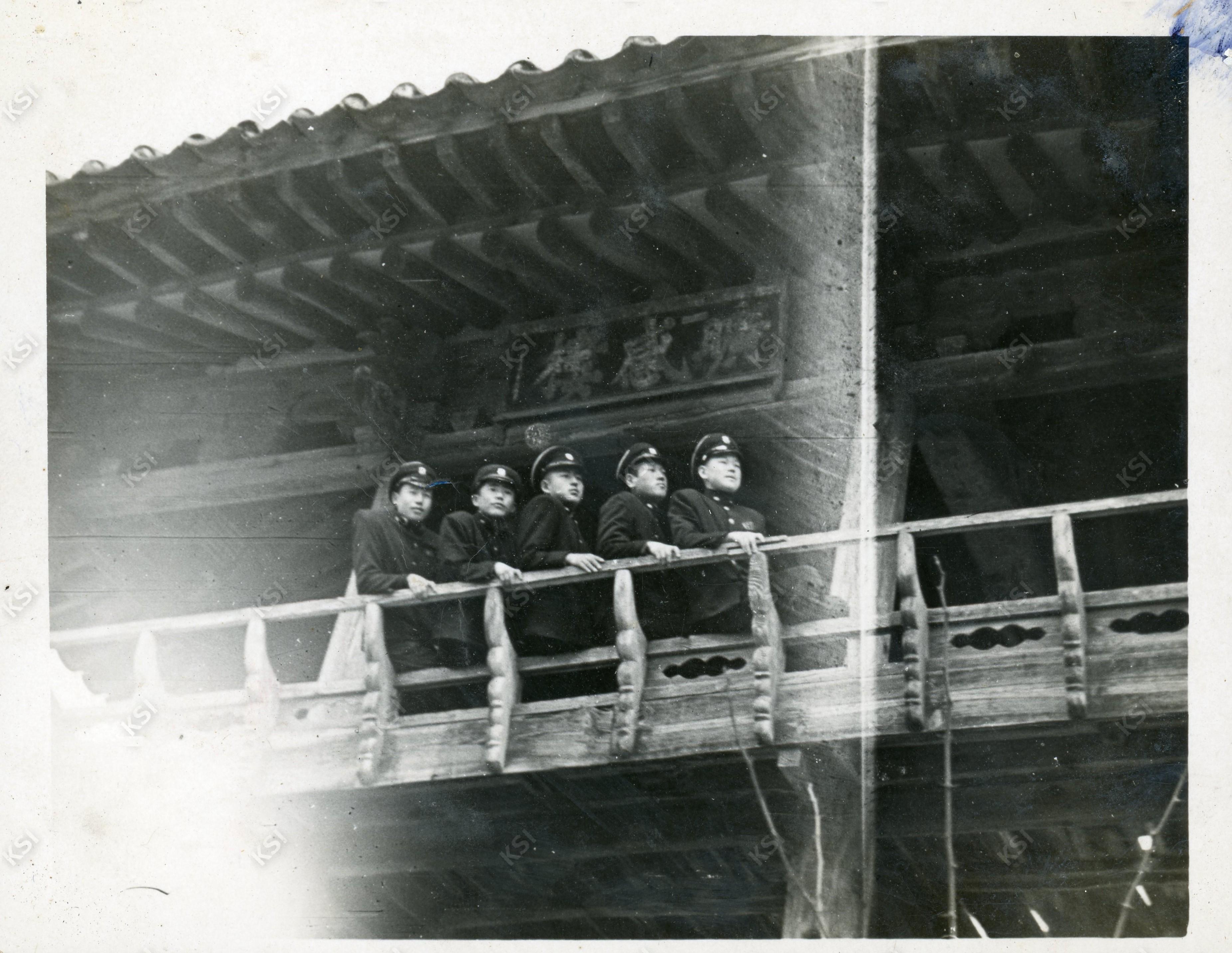 1958년 안동중학교 친구들과 관왕묘 광감루에서