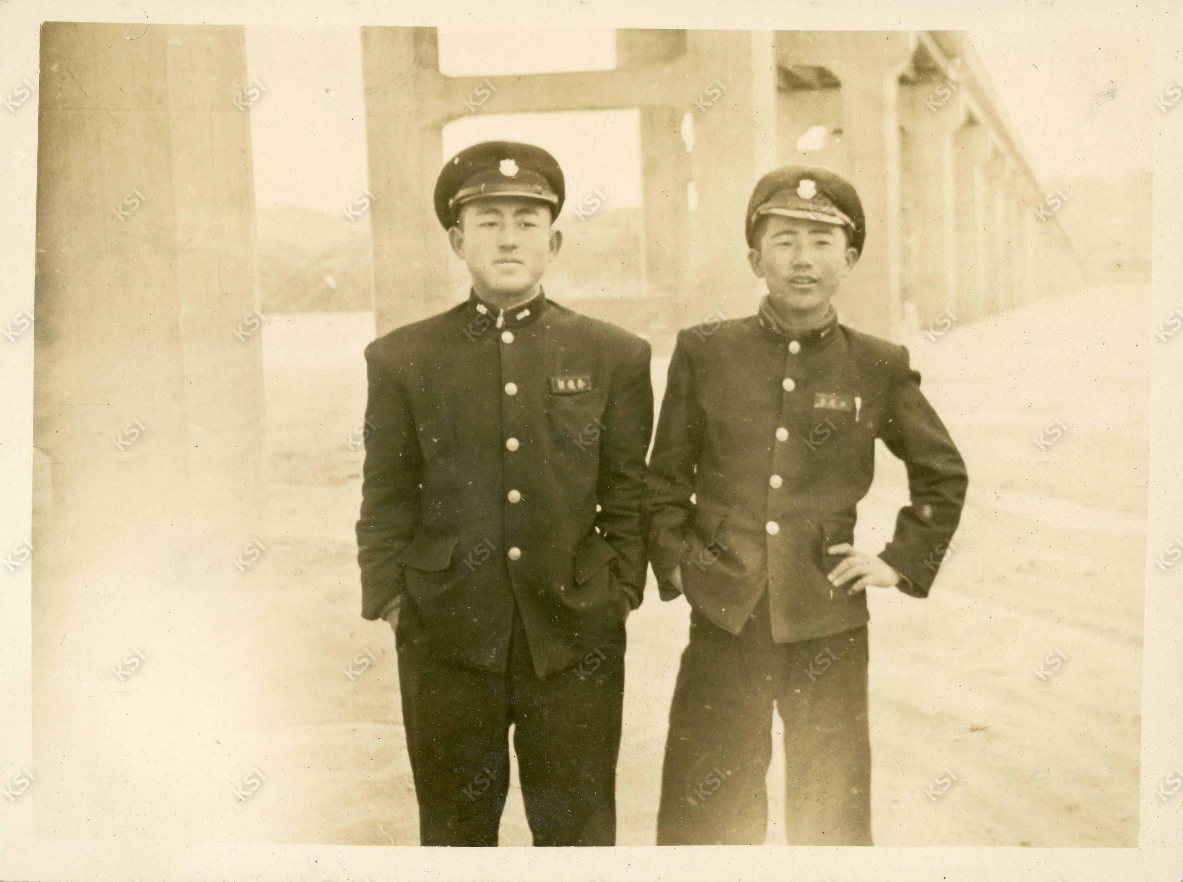 1958년 안동중학교 친구와 안동 철교 밑에서