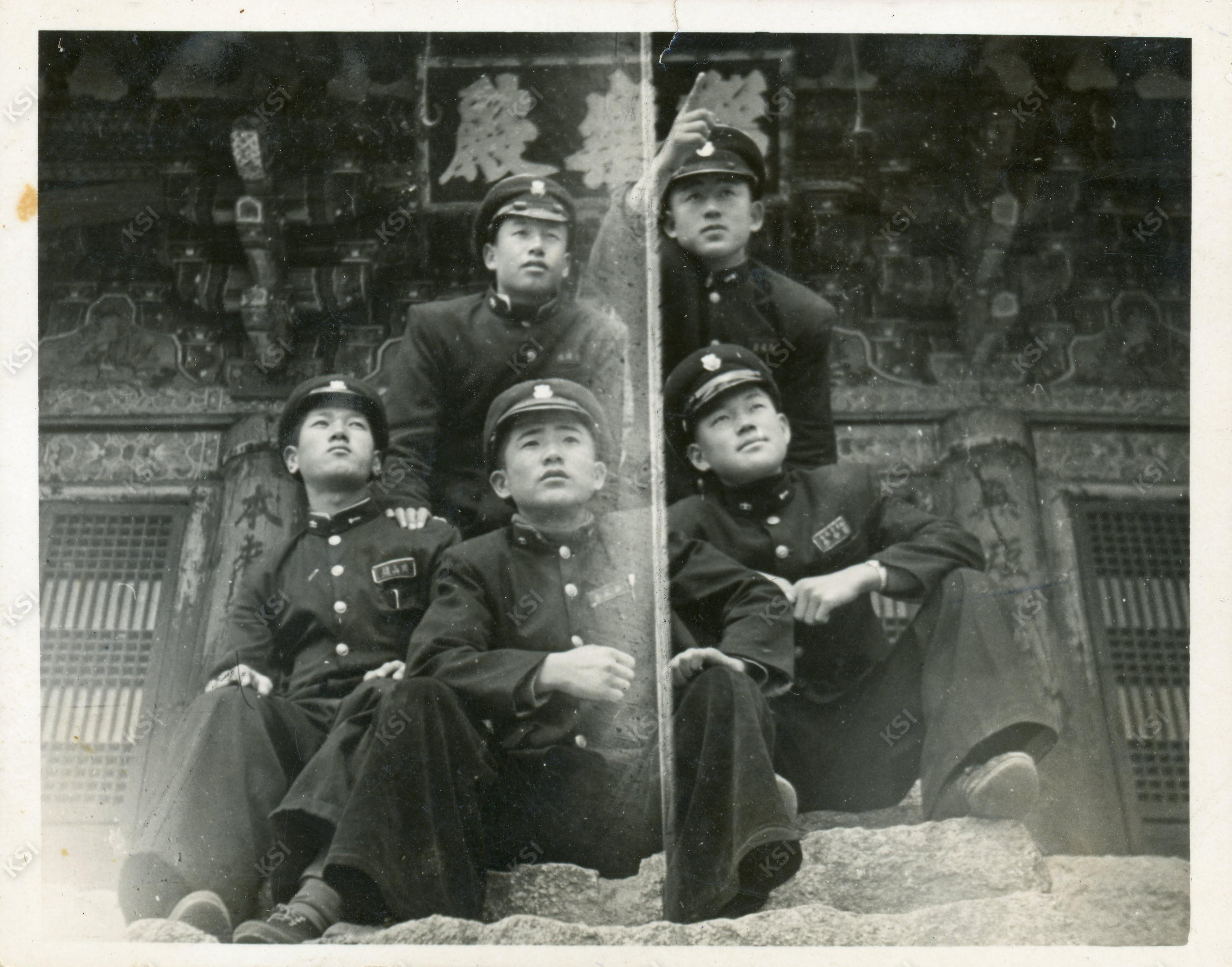 1957년 안동중학교 친구들과 서악사 극락전 앞에서