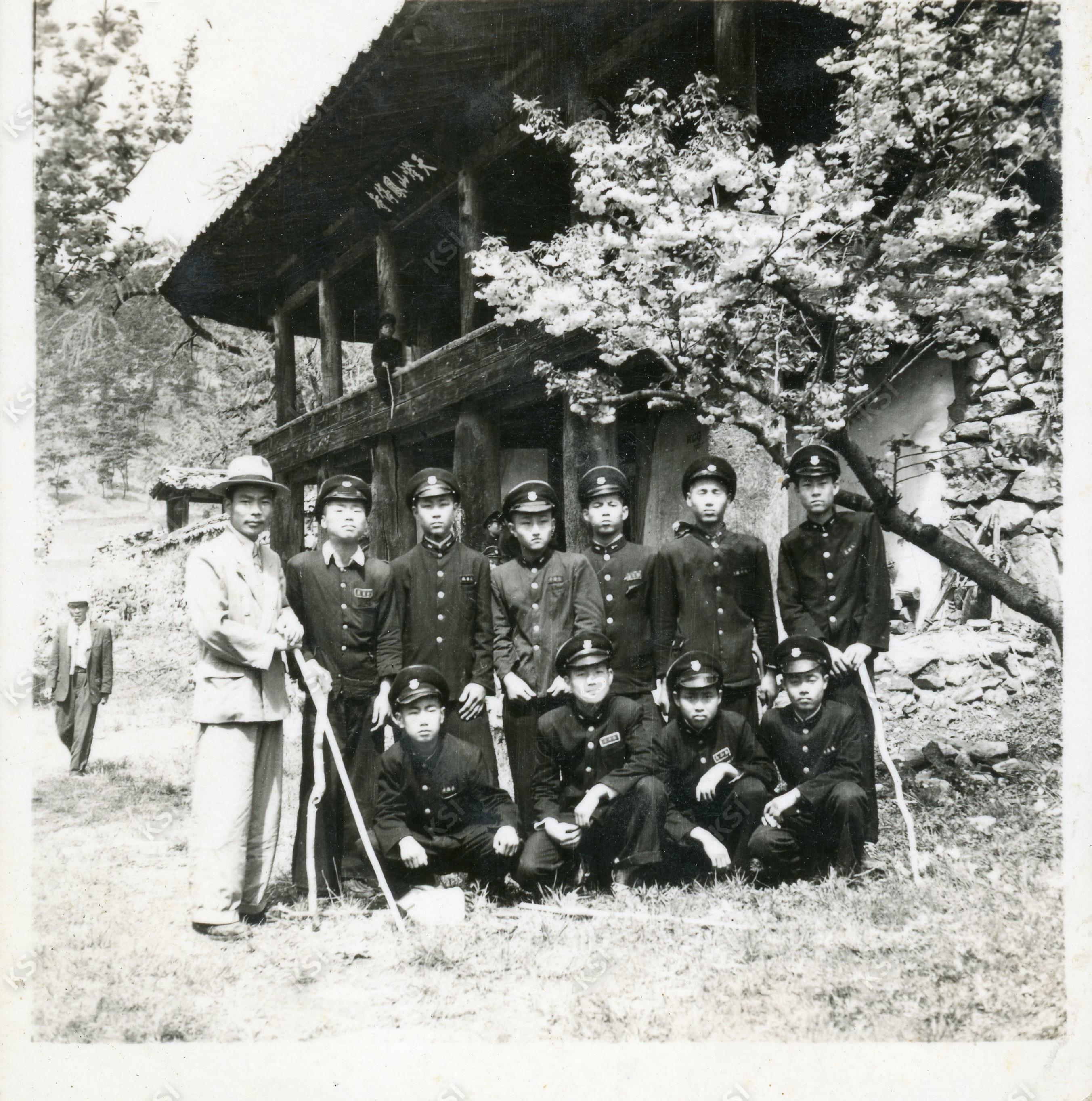 1957년 봉정사 소풍 때 친구들과 만세루 앞에서