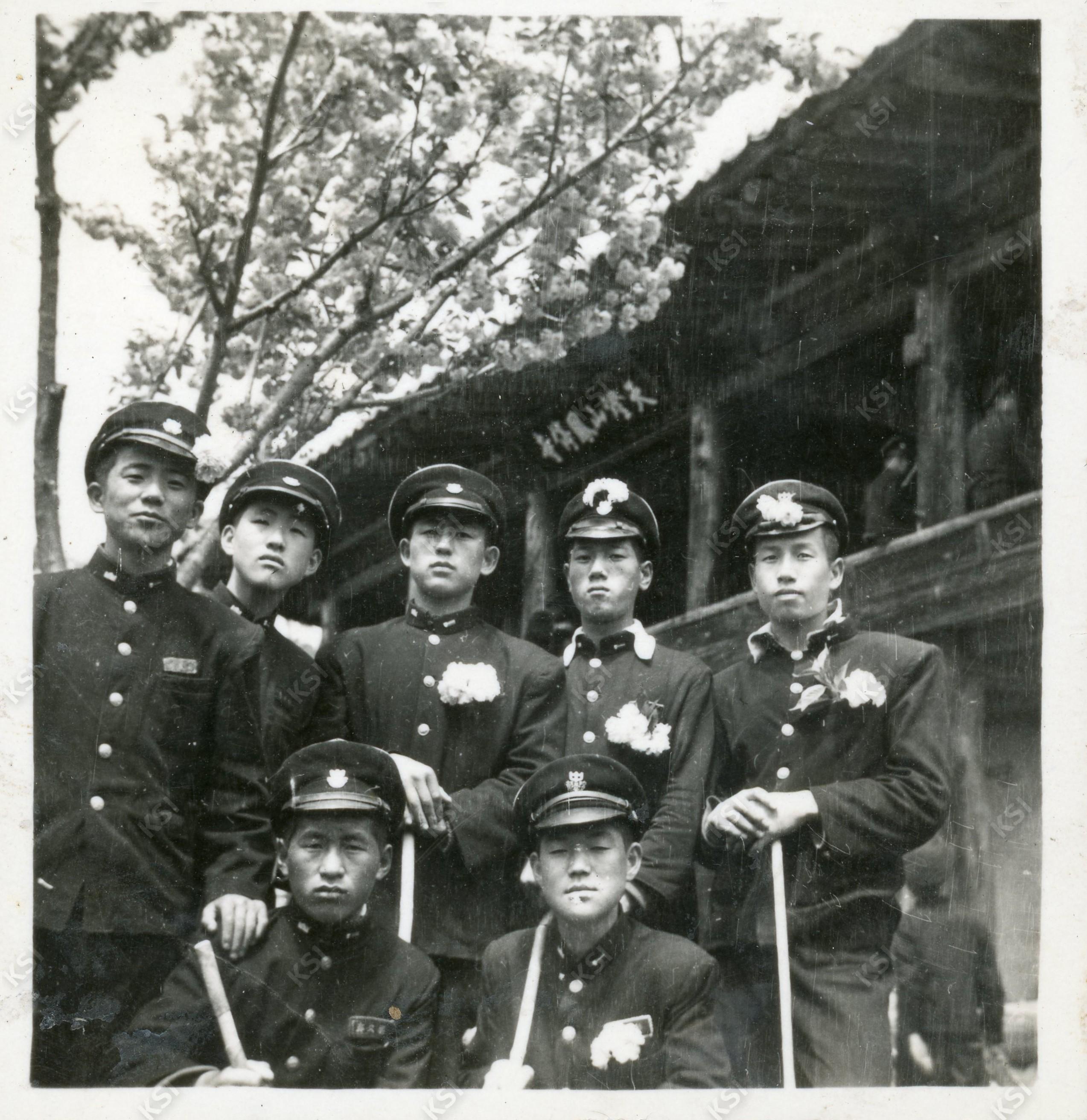 1957년 봉정사 소풍 때 친구들과 만세루 앞에서