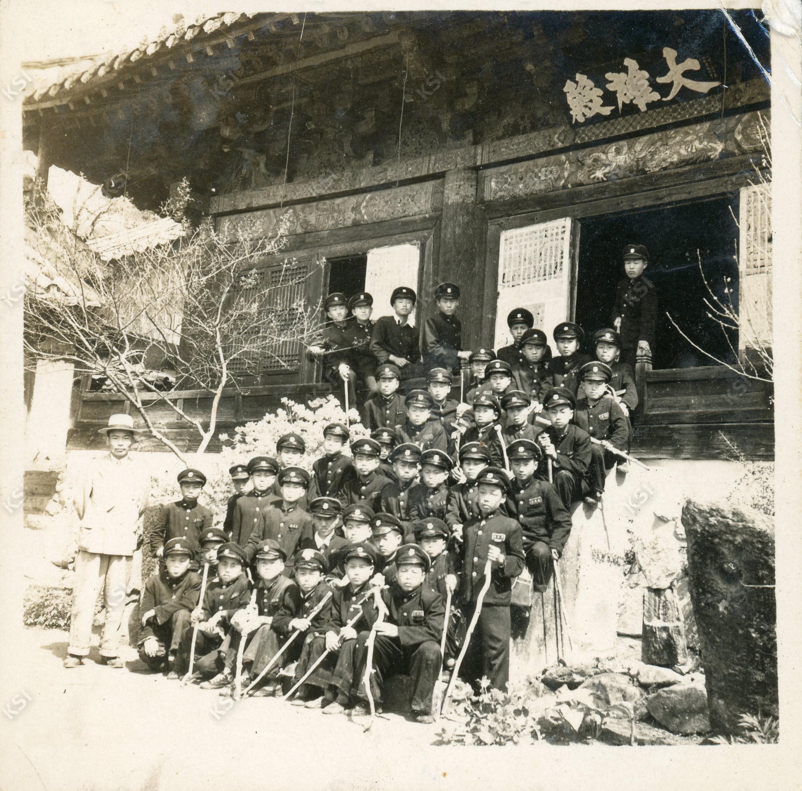 1957년 봉정사 소풍 때 친구들과 대웅전 앞에서