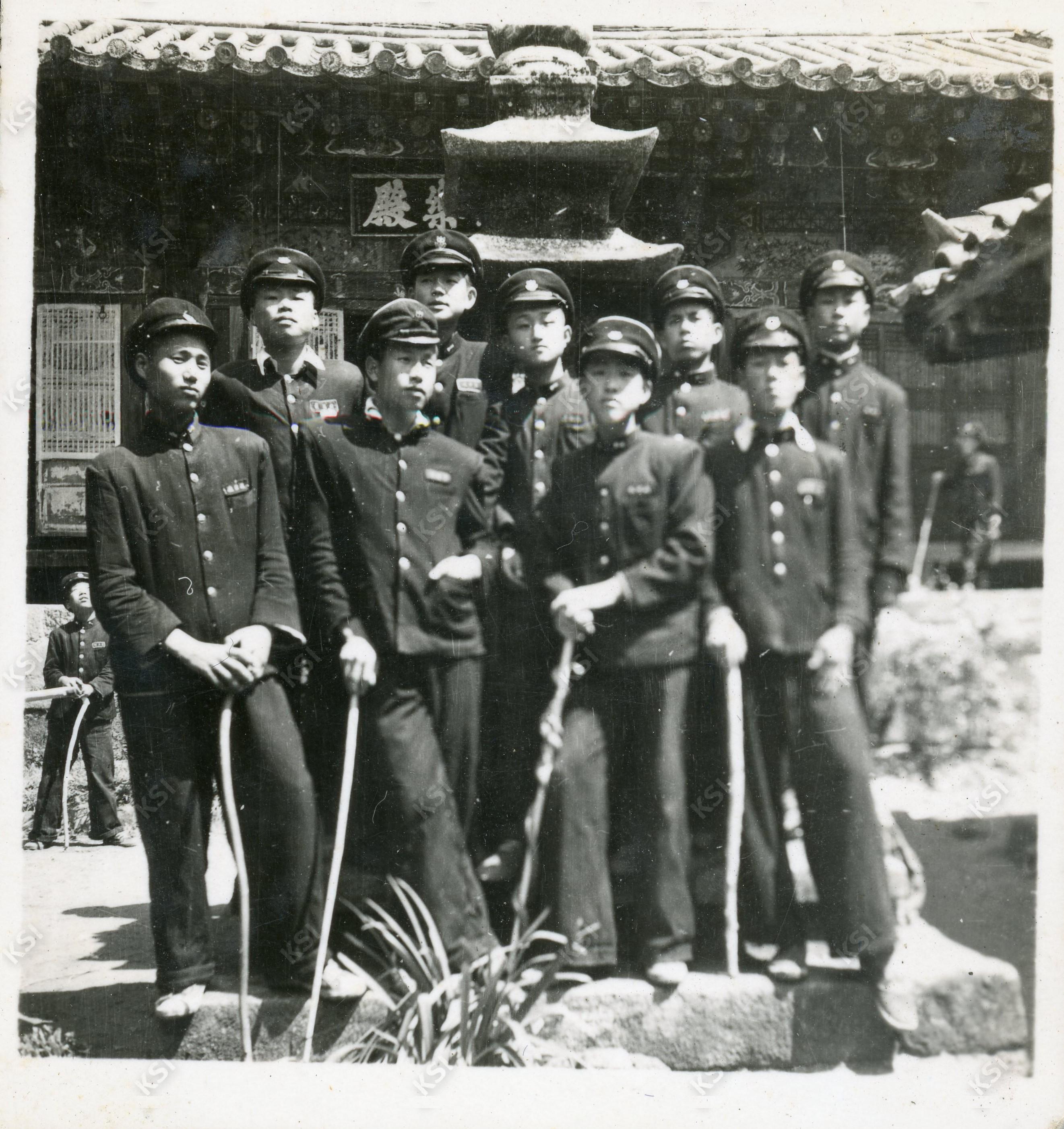 1957년 봉정사 소풍 때 친구들과 극락전 삼층석탑 앞에서