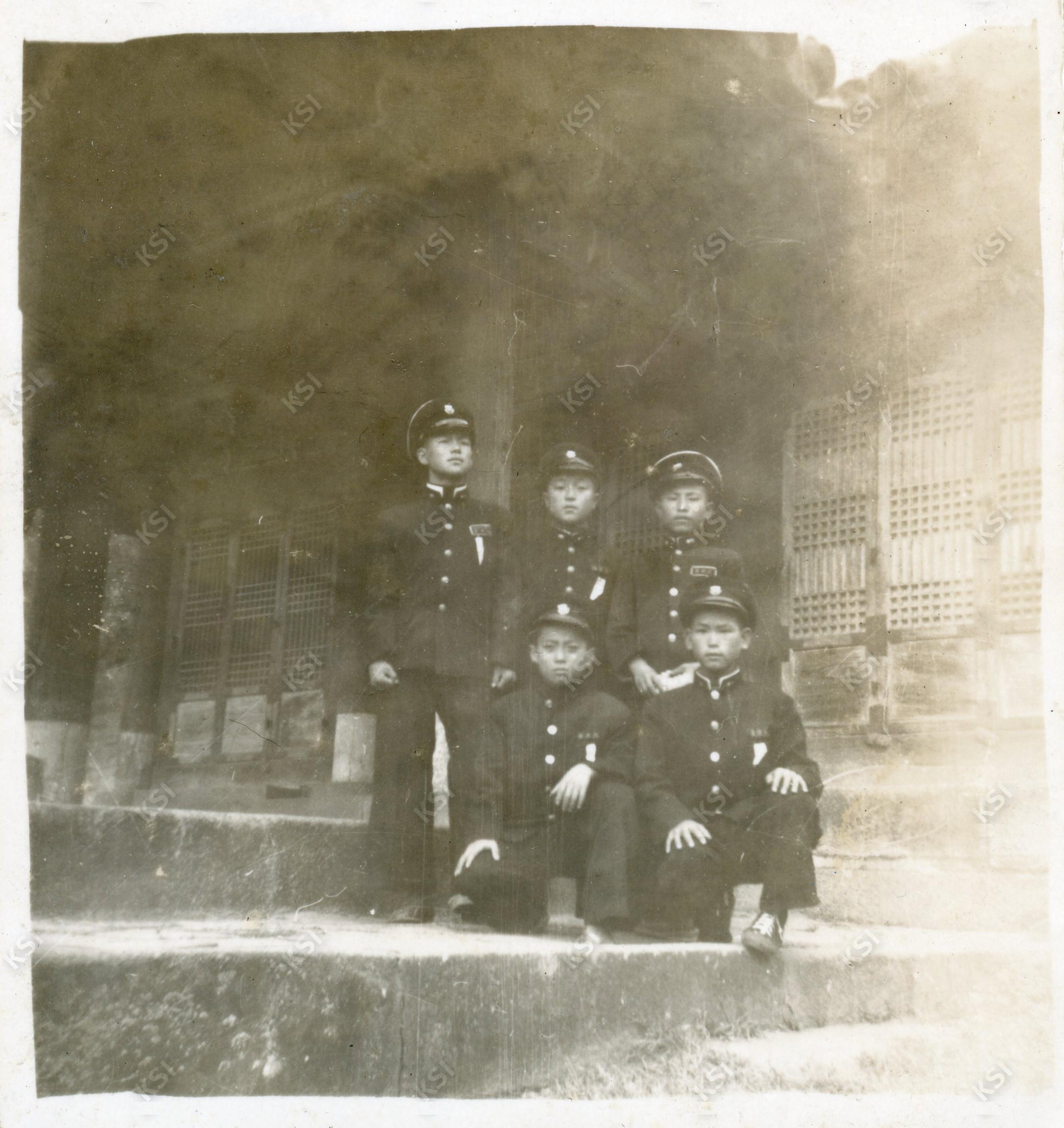 1957년 안동중학교 친구들과 함께