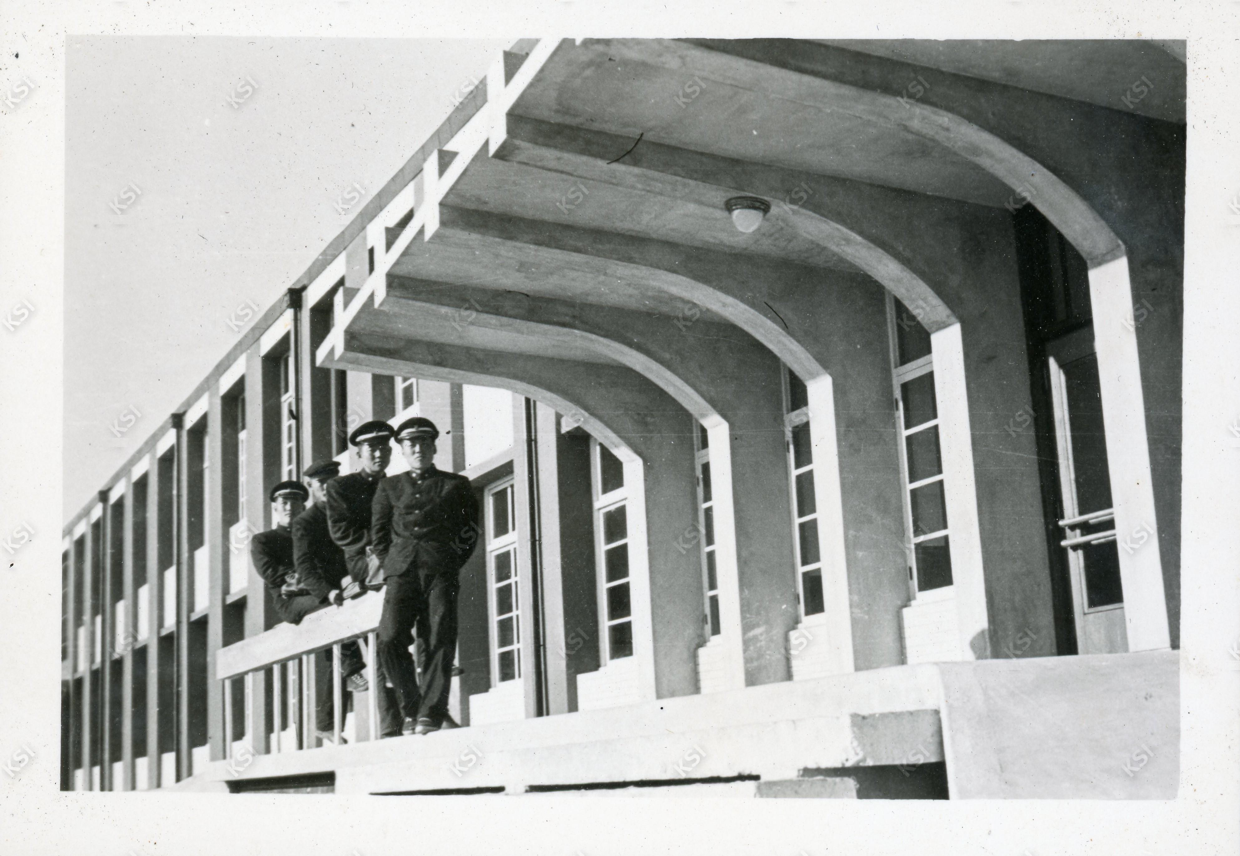 1960년대 안동고등학교 본관 앞에서 친구들과