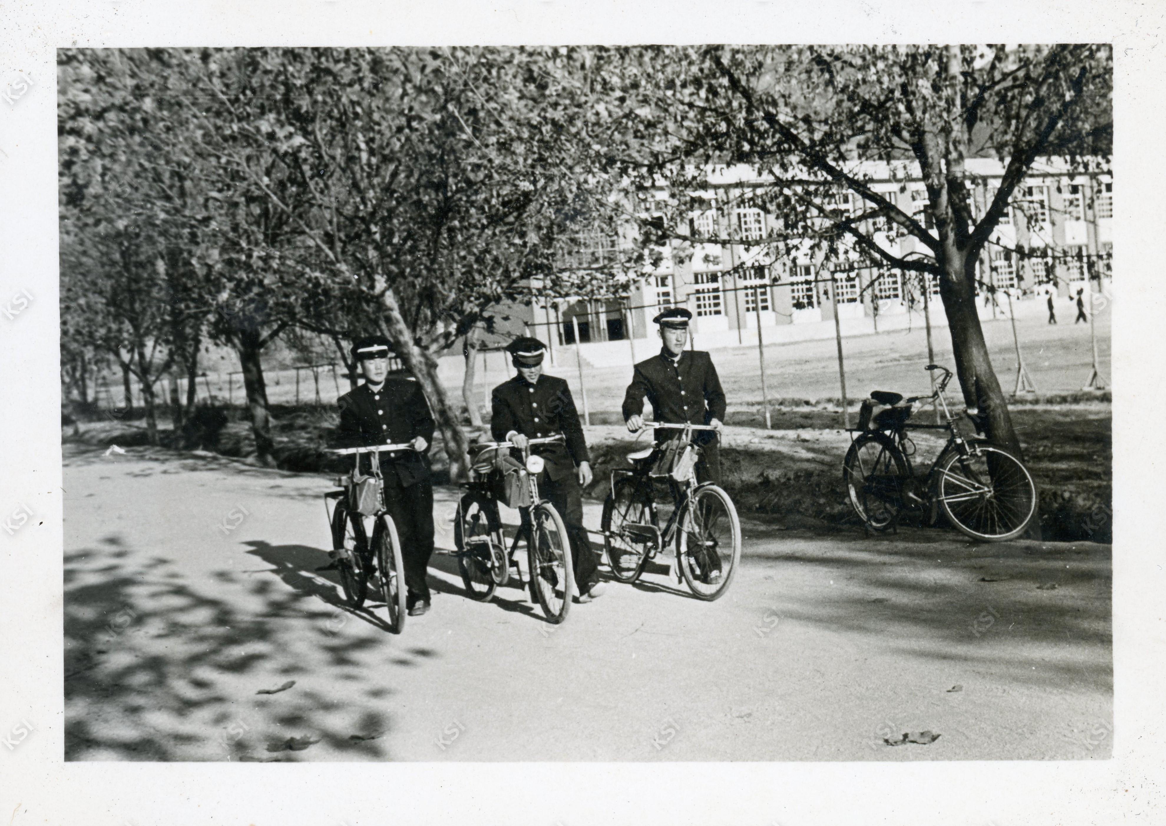 1960년대 안동고등학교 교정에서 친구들과