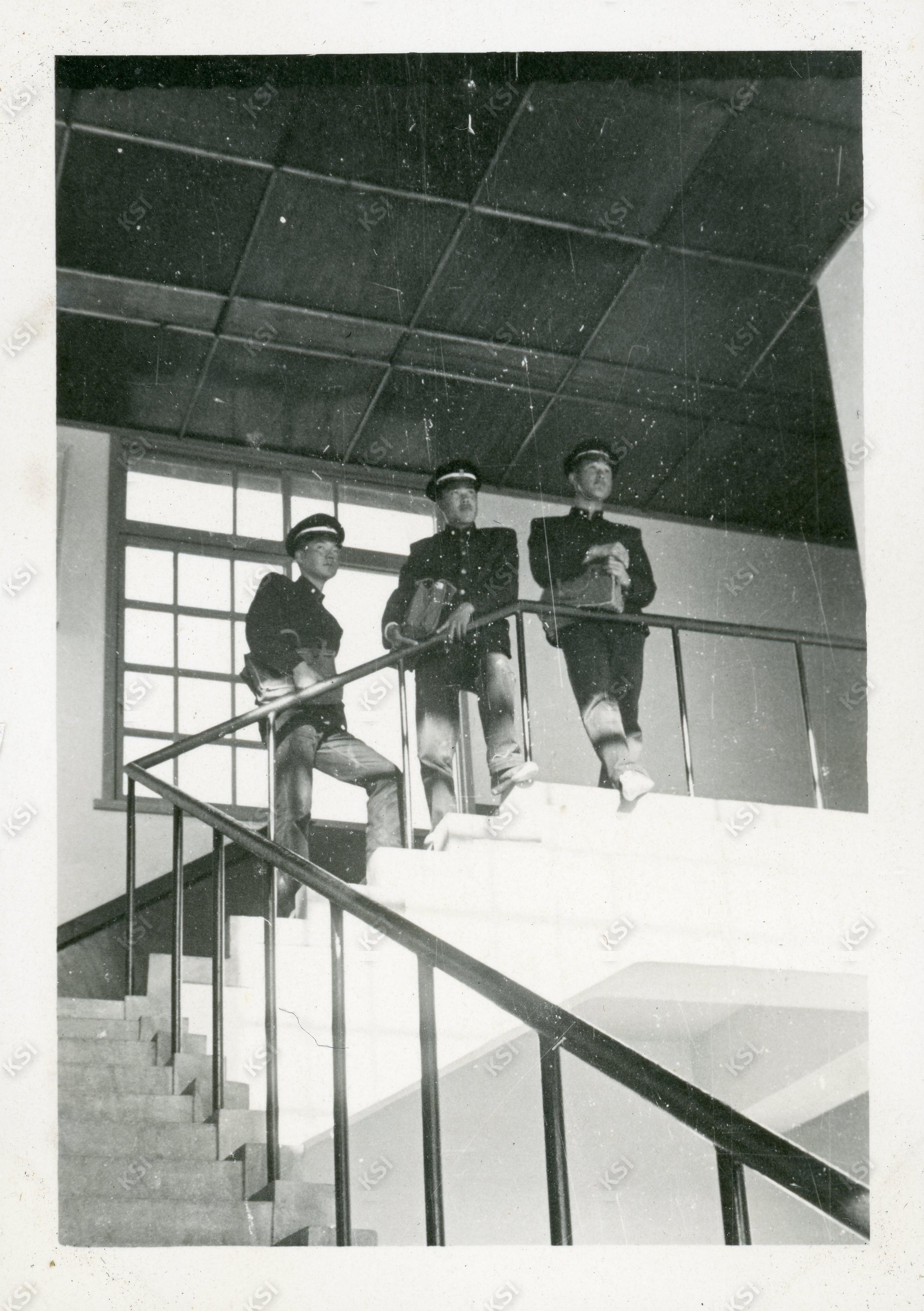 1960년대 안동고등학교 본관 안에서 친구들과