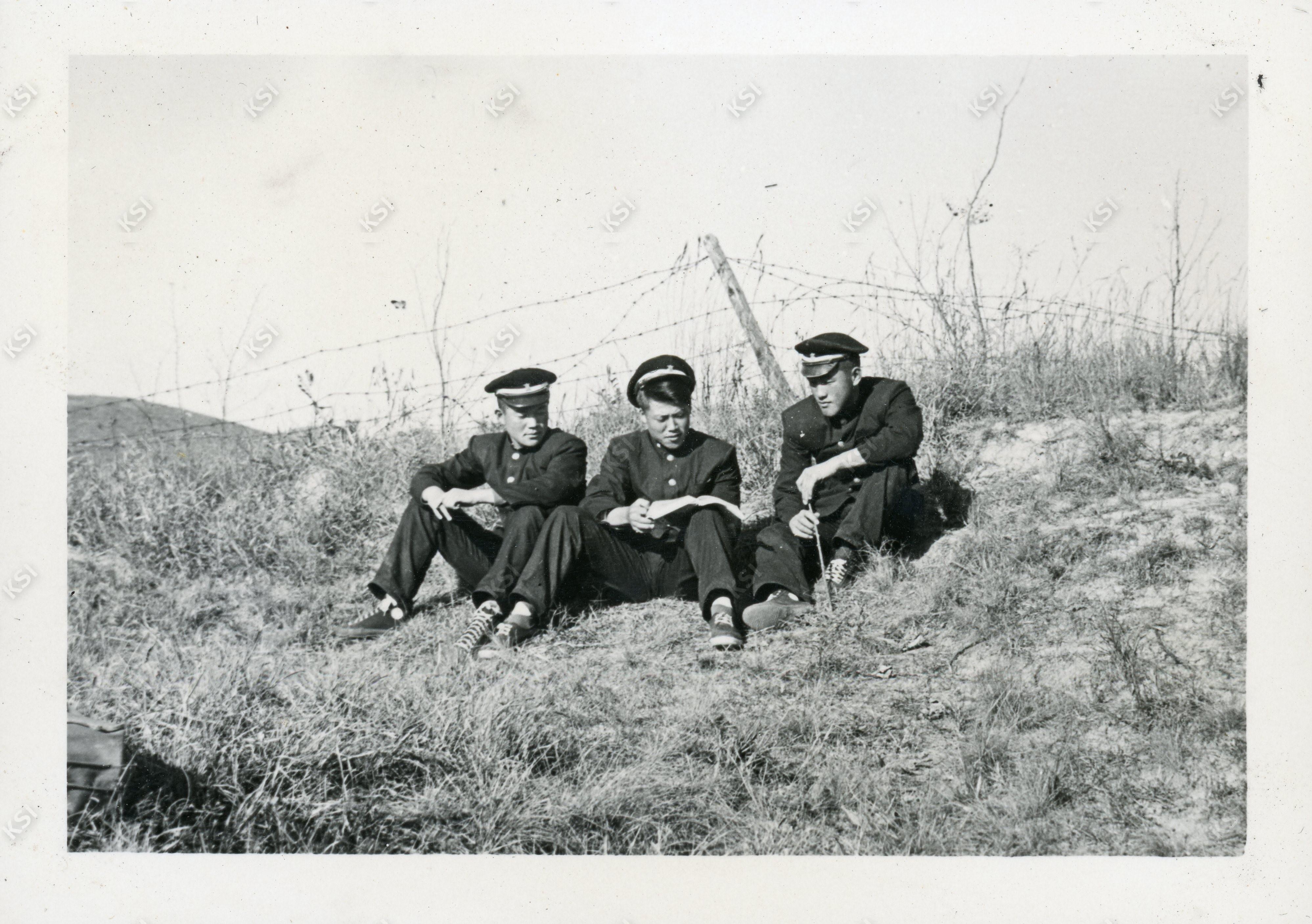 1960년대 안동고등학교 뒷산에서 친구들과