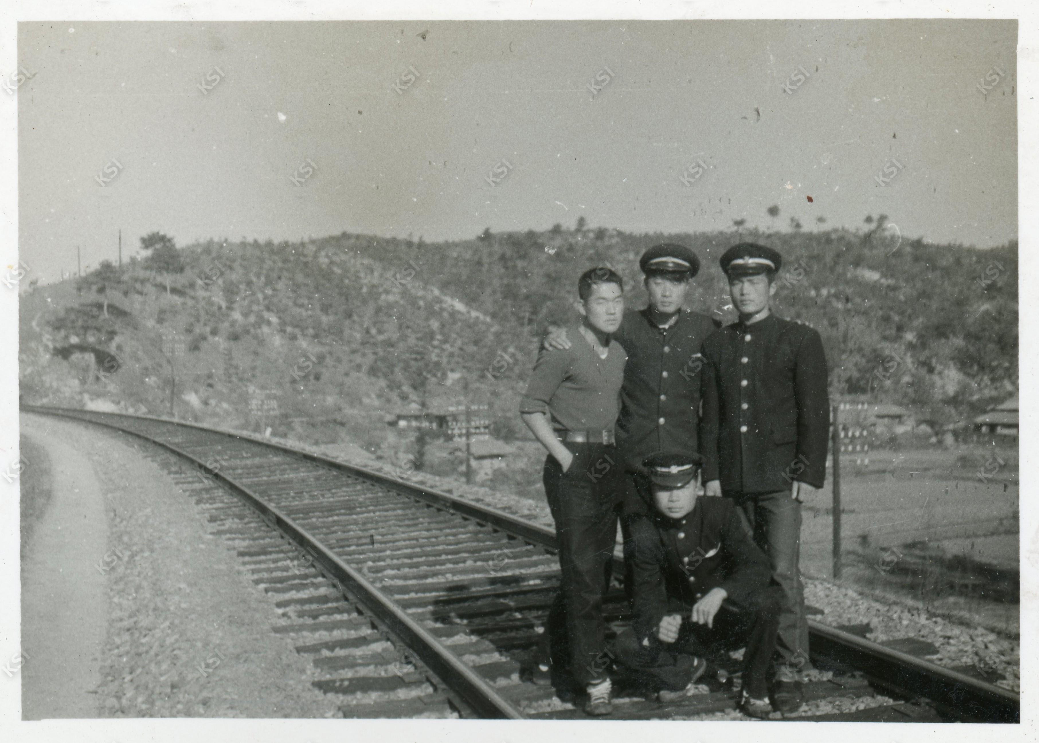 1960년경 와룡면 이하동 철길 위에서