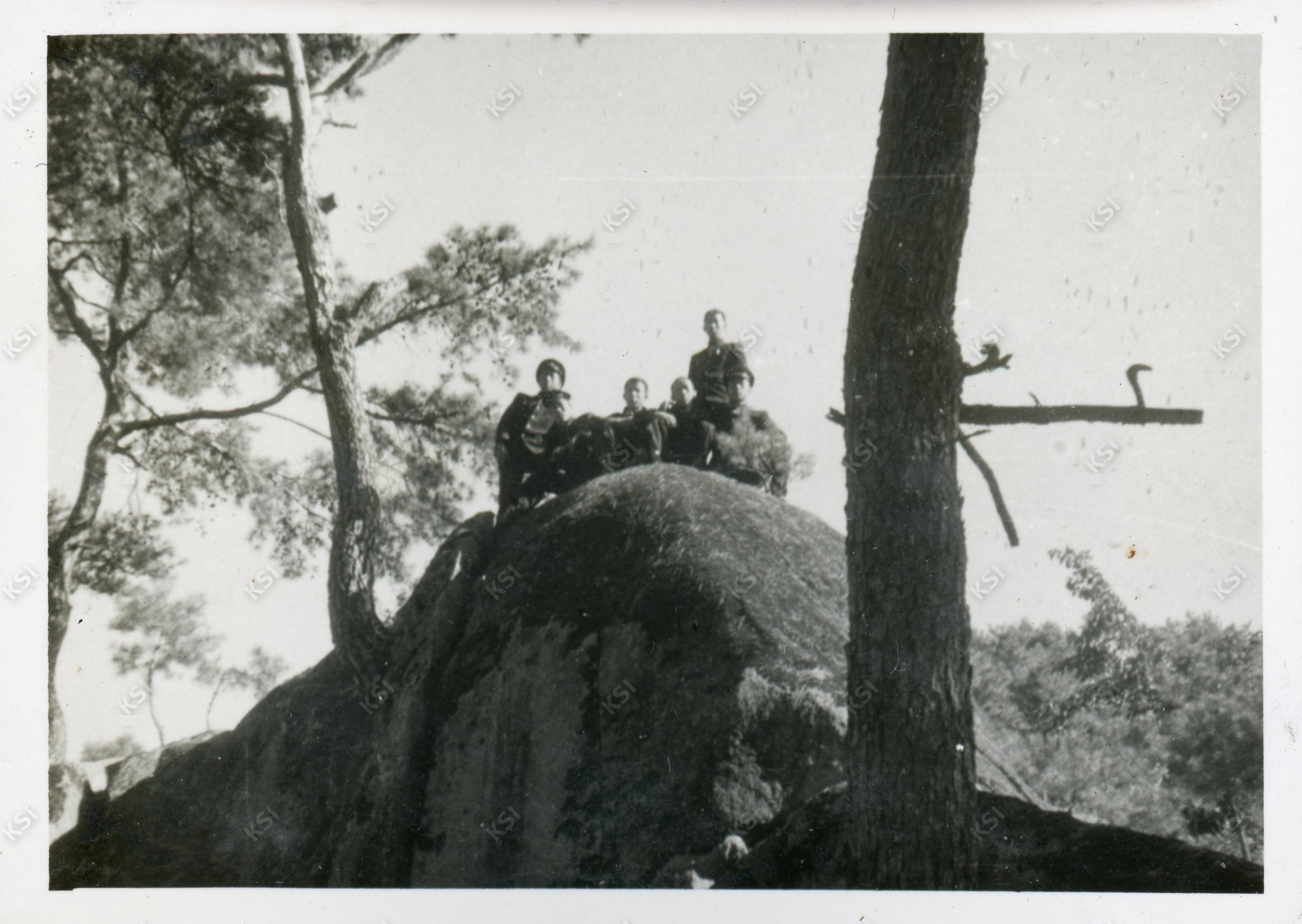 1960년 주하동 뒷산 바위 위에서 친구들과