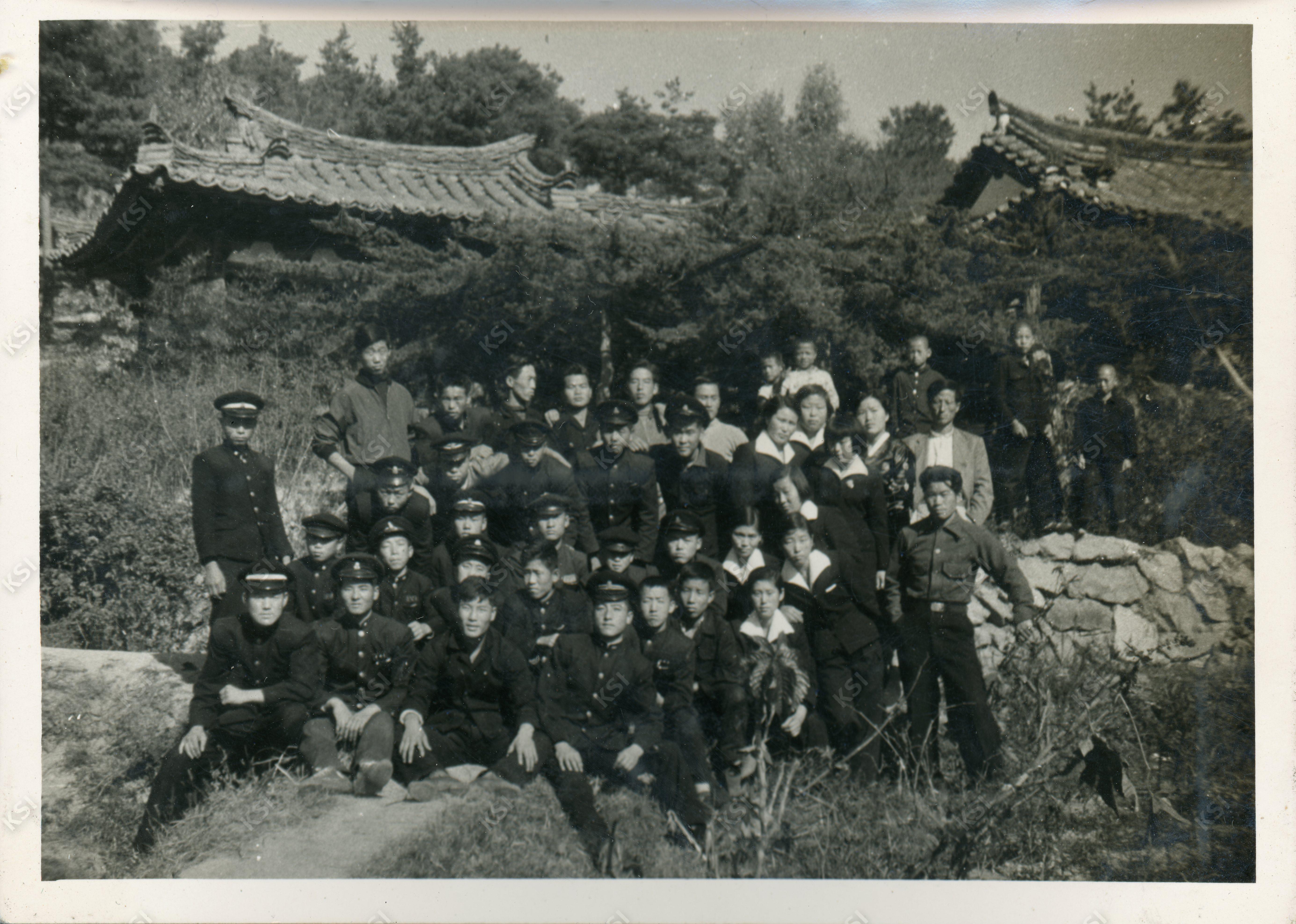 1960년 주촌종택에 방문한 진성이씨 고등학생들