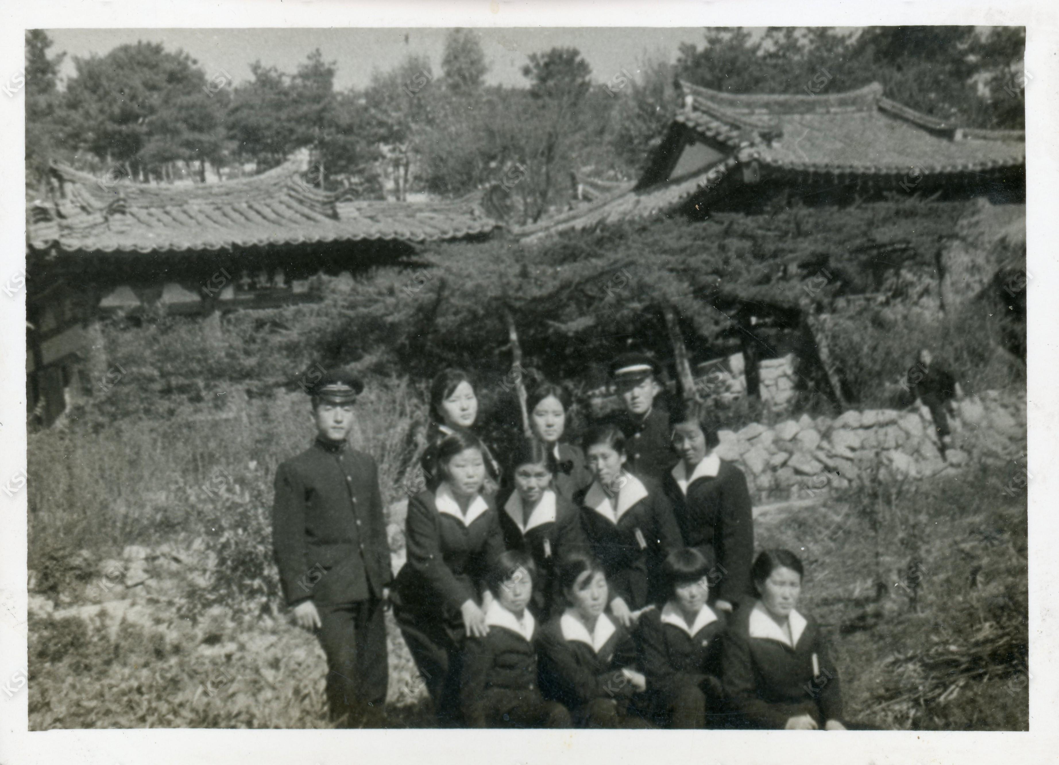 1960년 주촌종택에 방문한 진성이씨 고등학생들