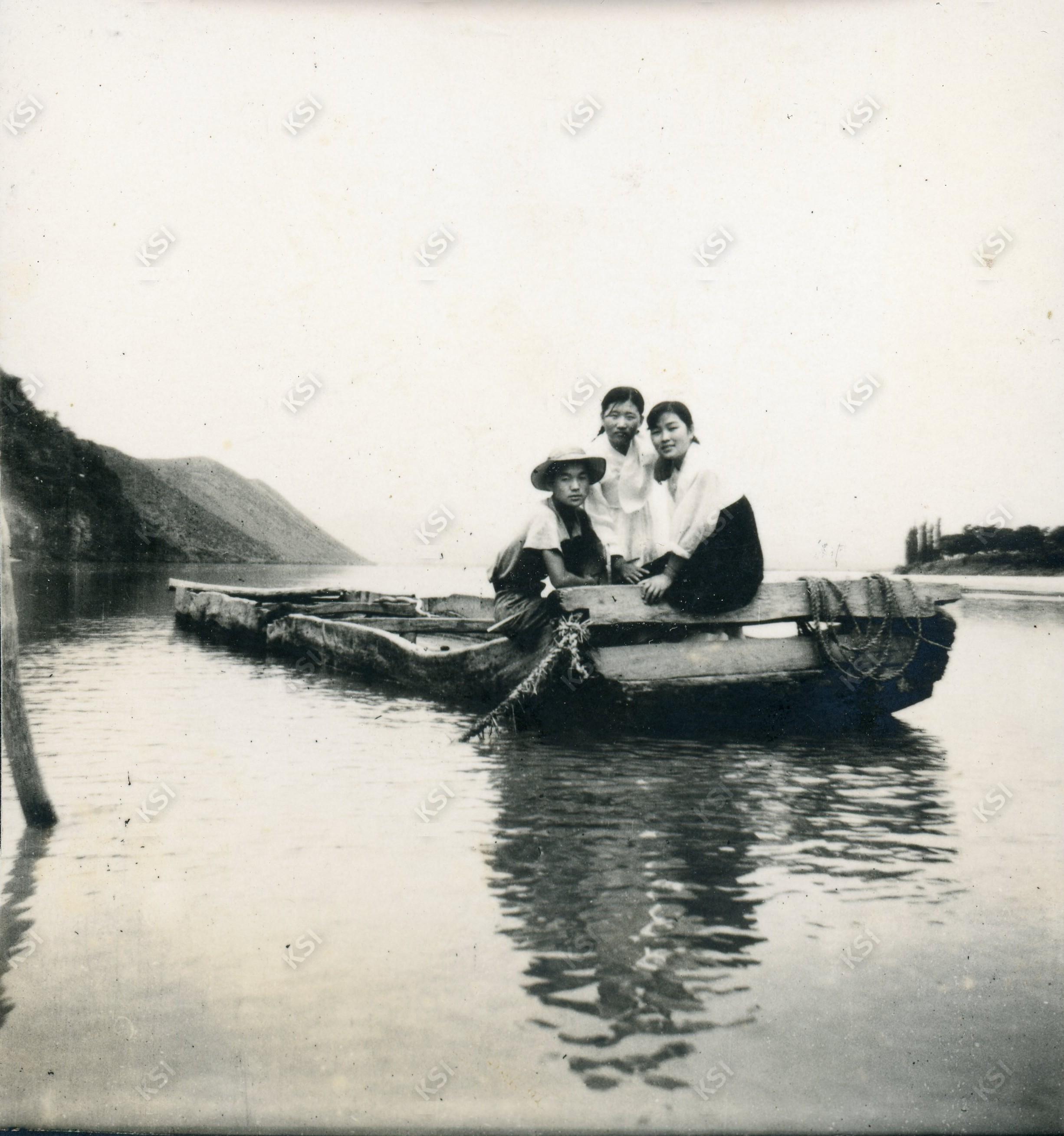 1960년경 풍산 망천절벽 앞 뱃놀이