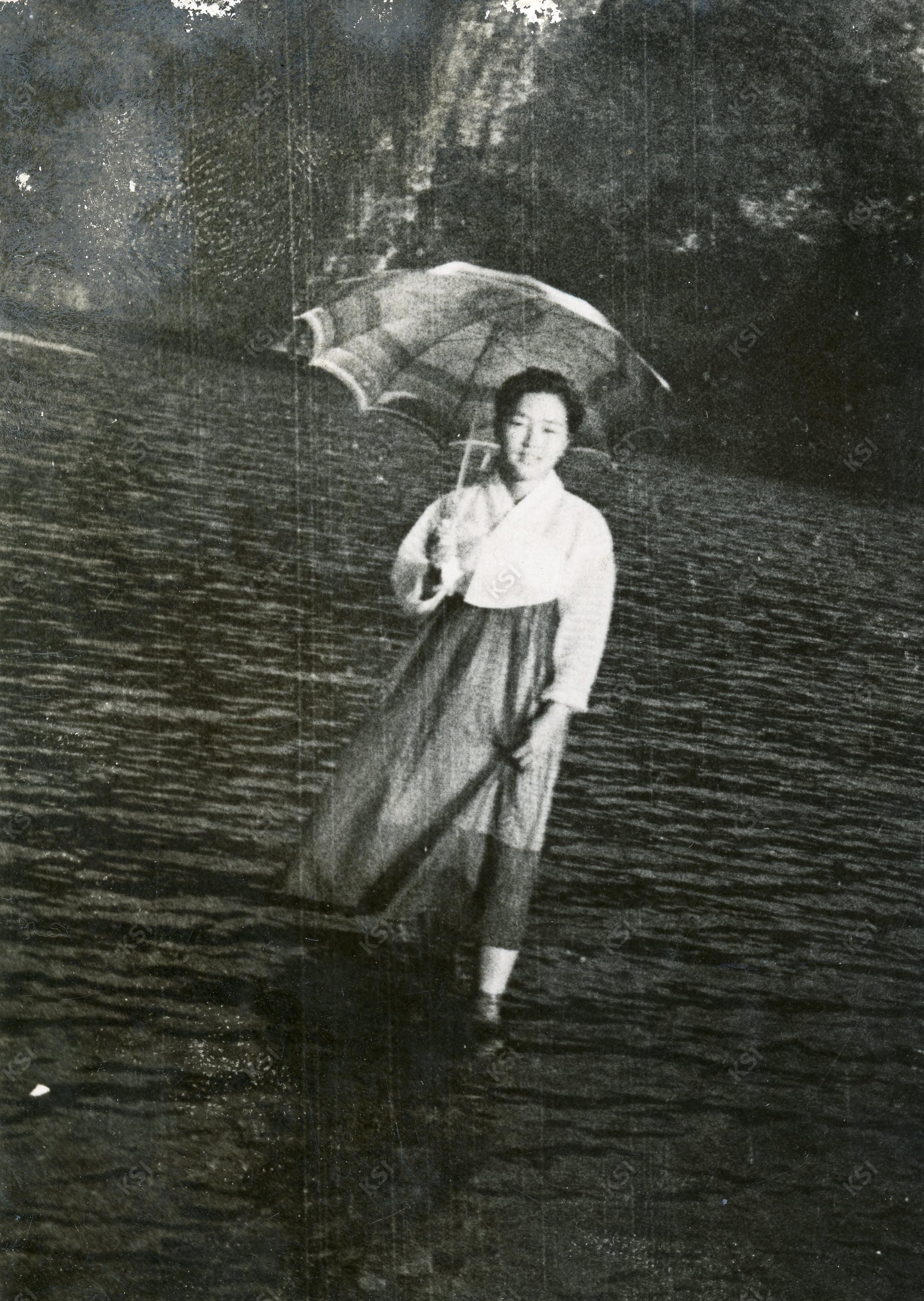 1958년 풍산 마애리 낙동강에서 양산 쓴 여인