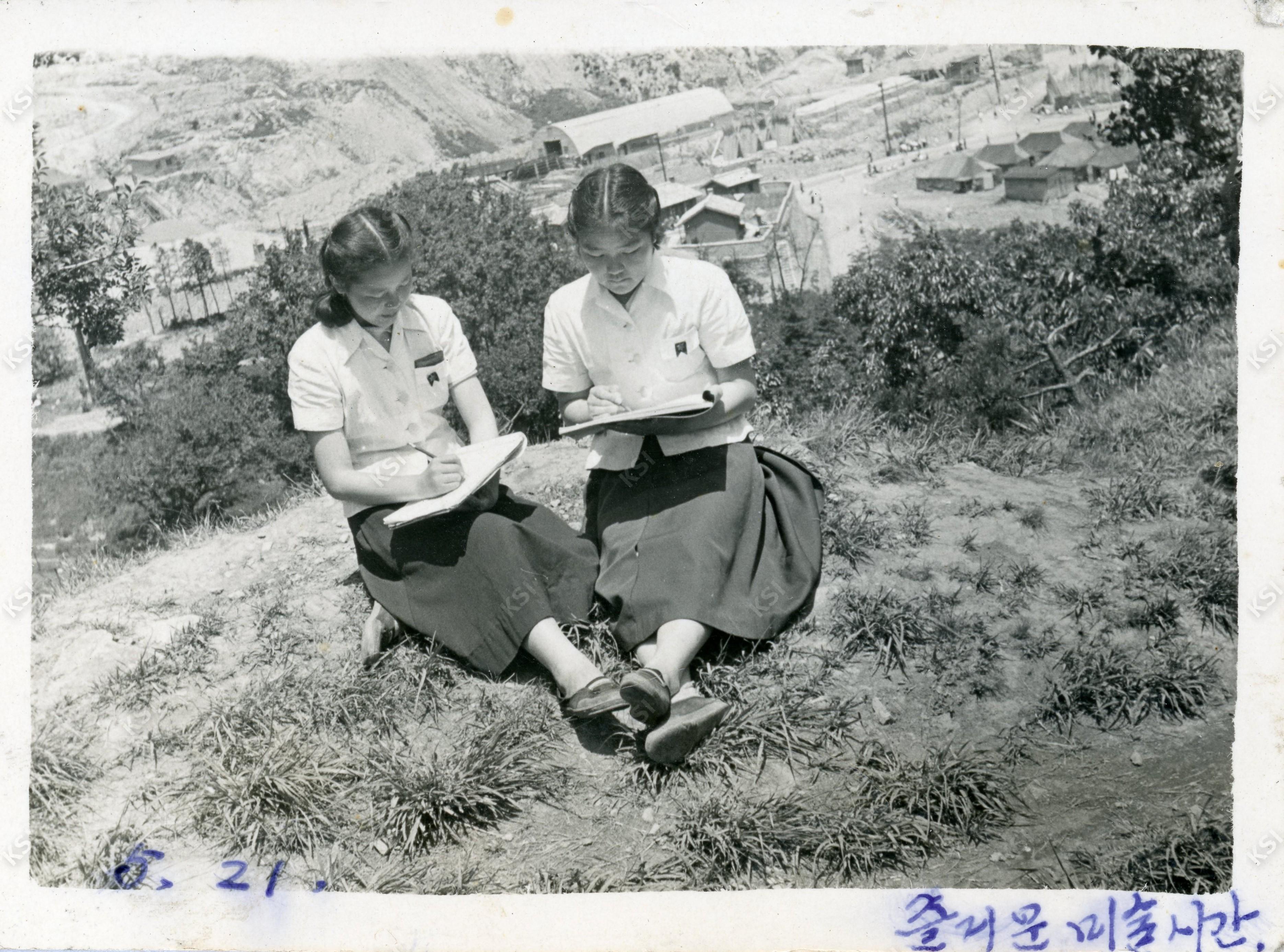 1958년 여학생들의 즐거운 미술시간