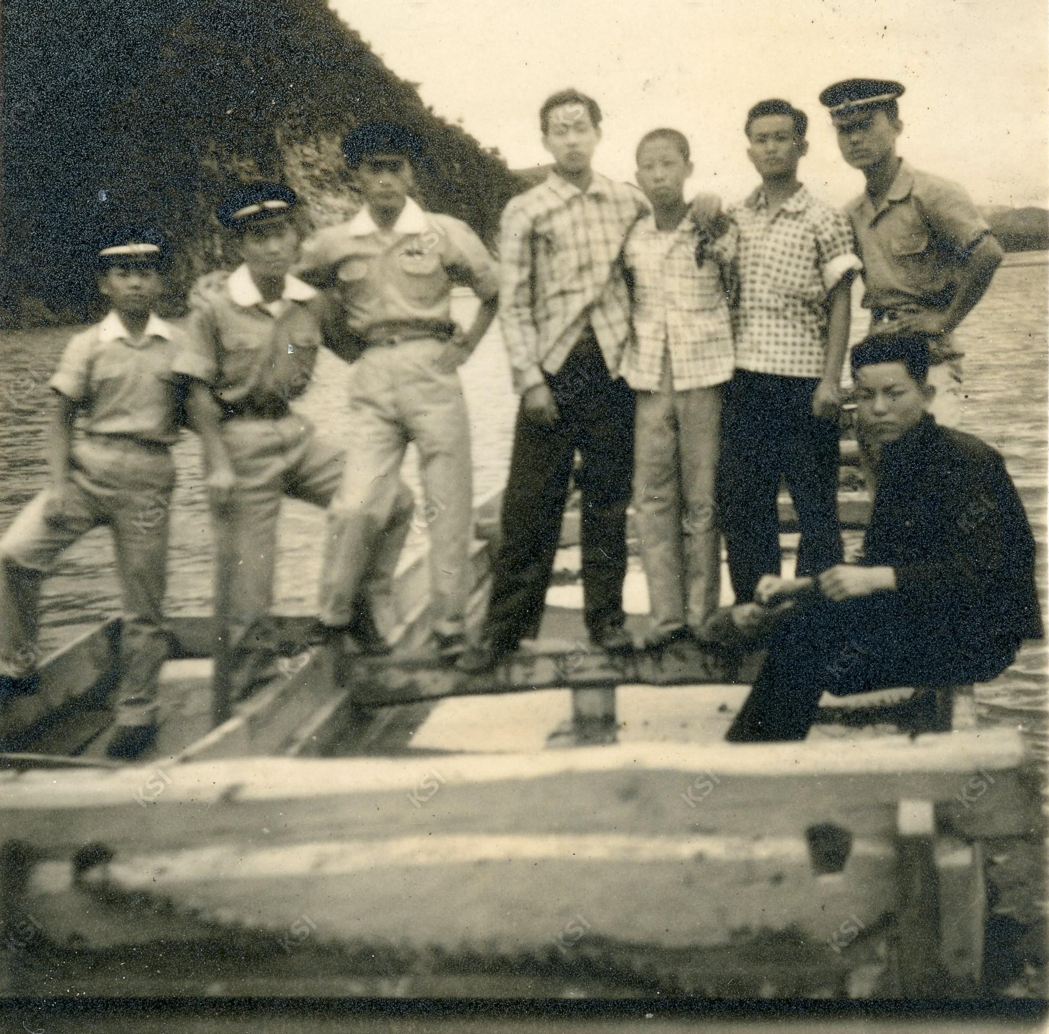 1960년 풍산 마애리 나룻배를 탄 승객들