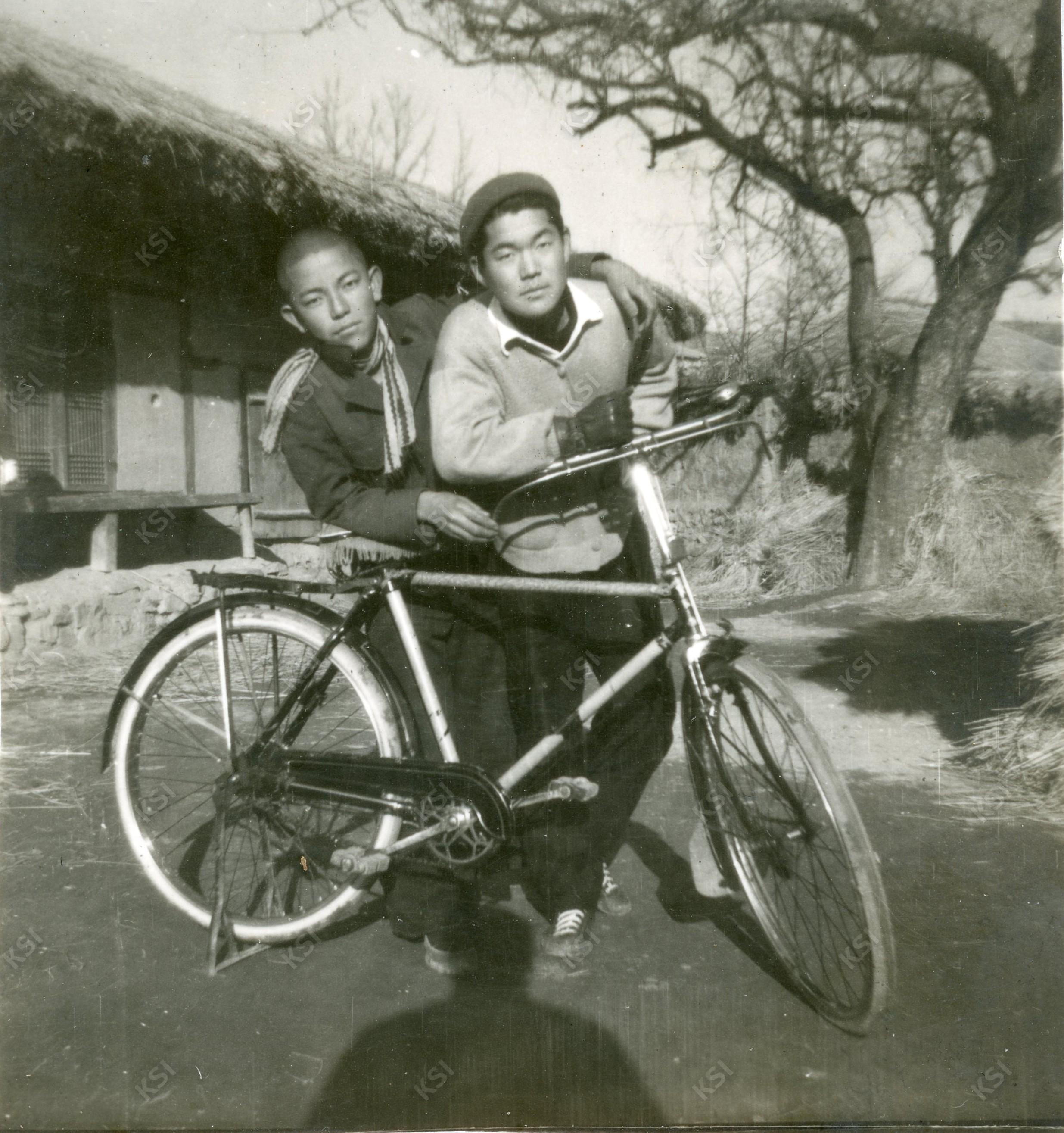 1960년경 친구와 자전거