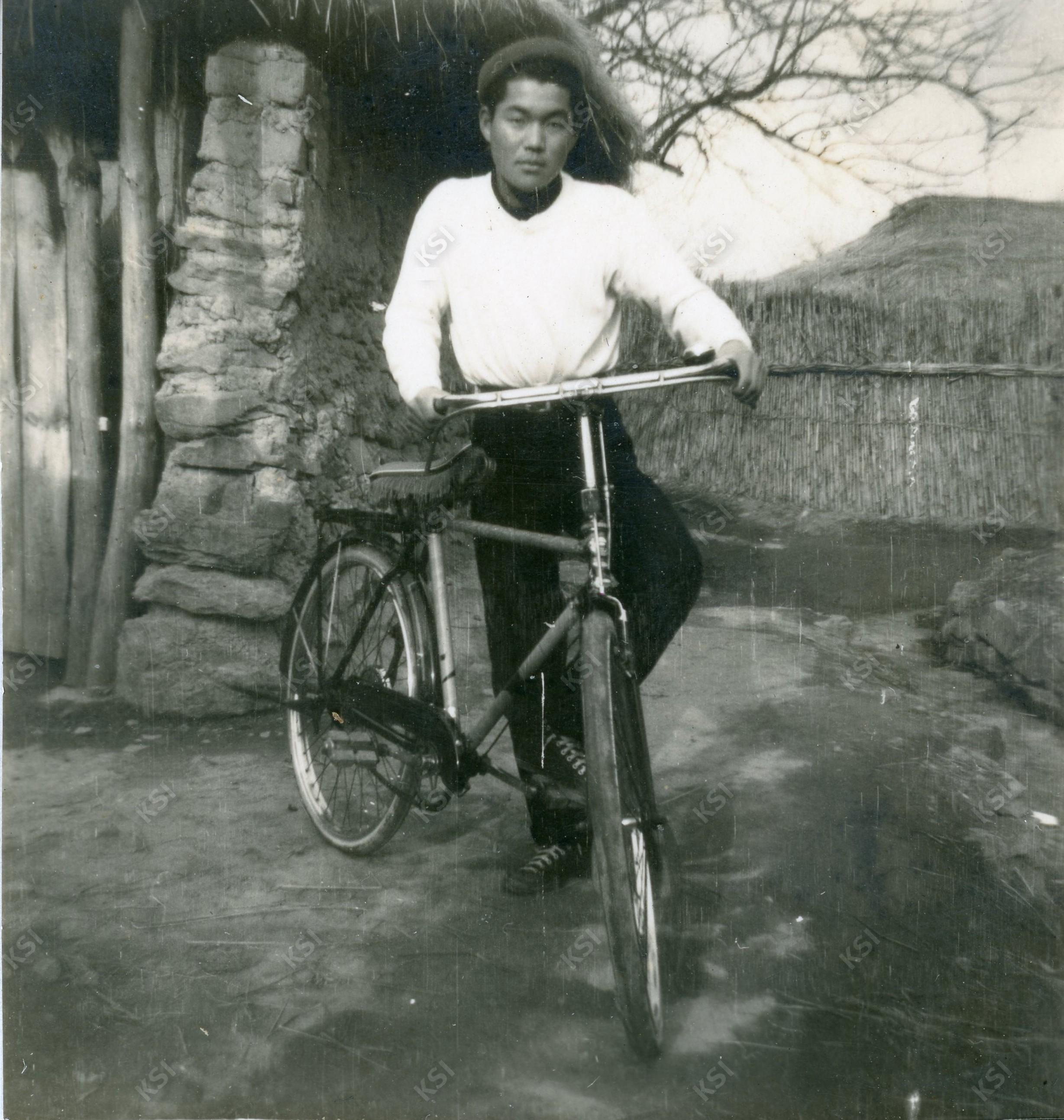 1960년경 친구와 자전거