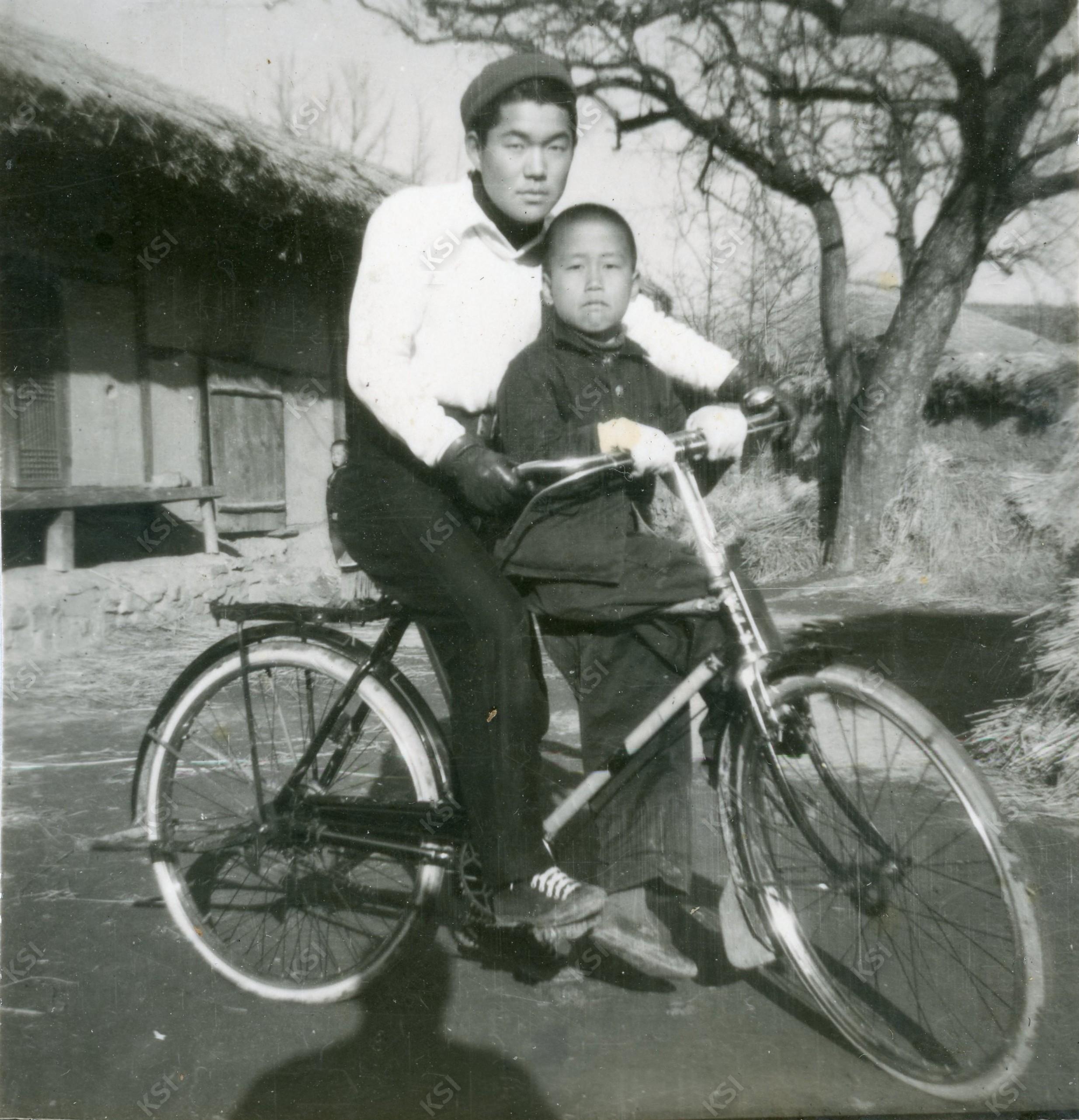 1960년경 친구와 자전거