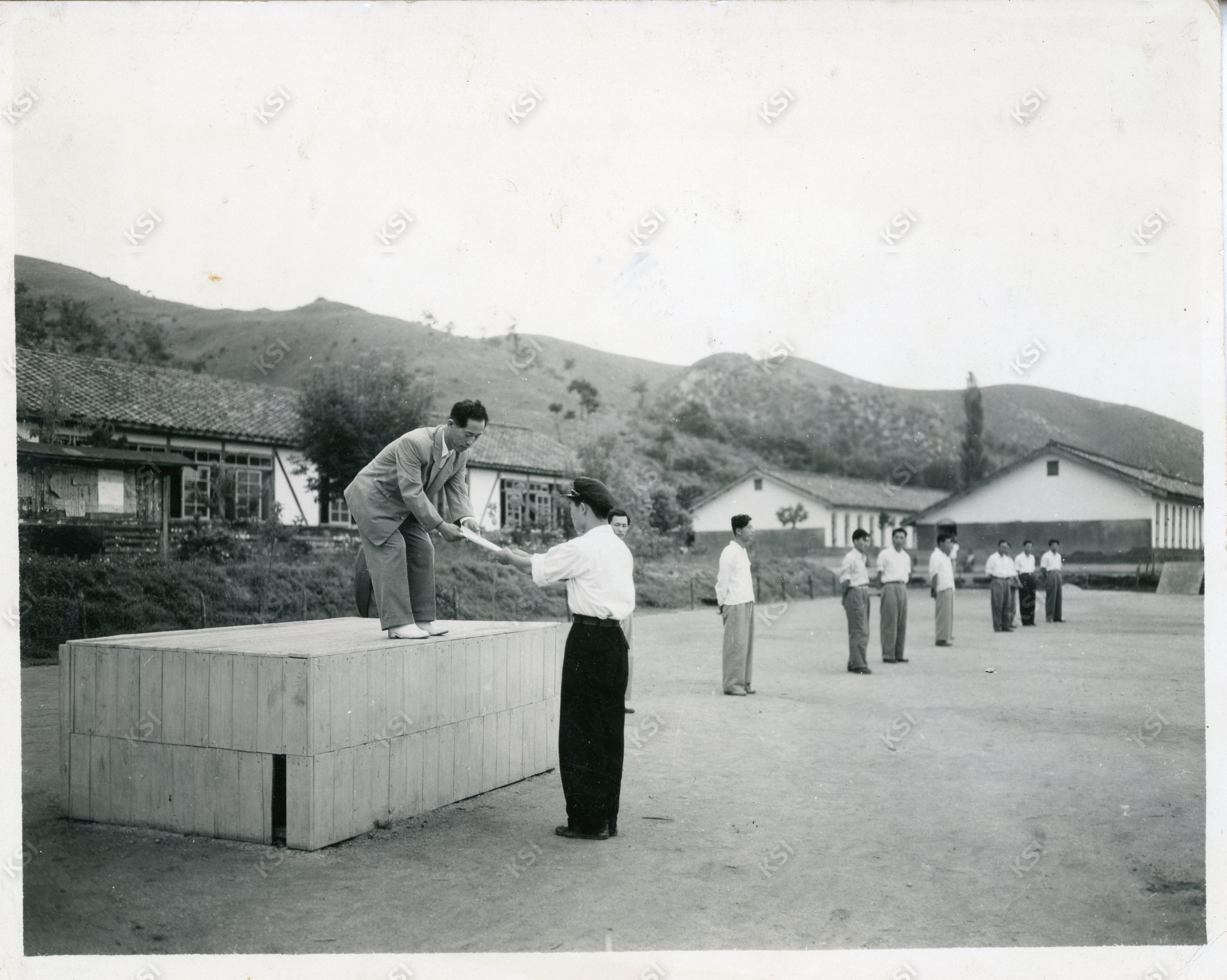 1957년 안동고등학교 운동장 조회와 시상식