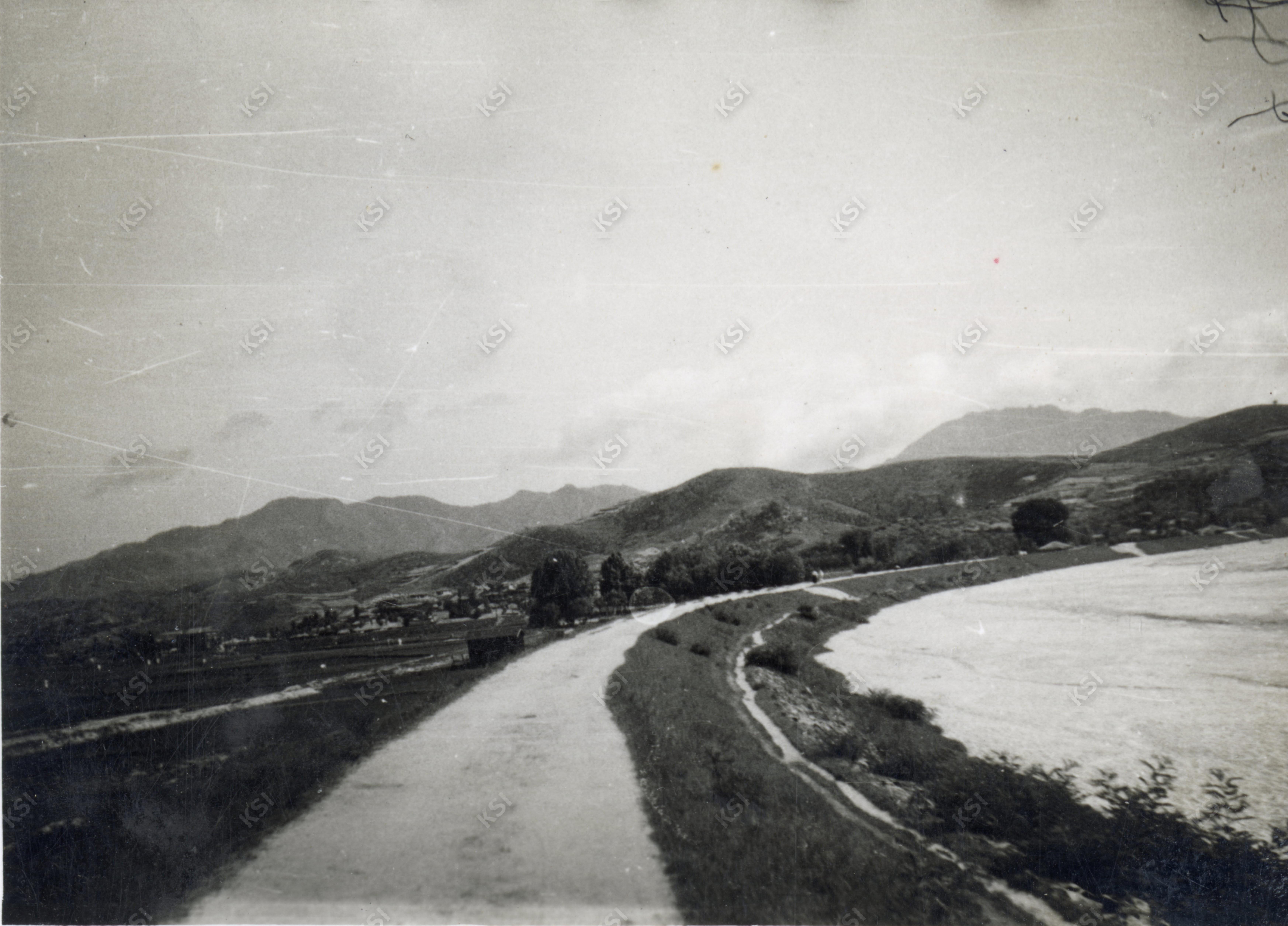 1960년 풍산 마애리 강둑길