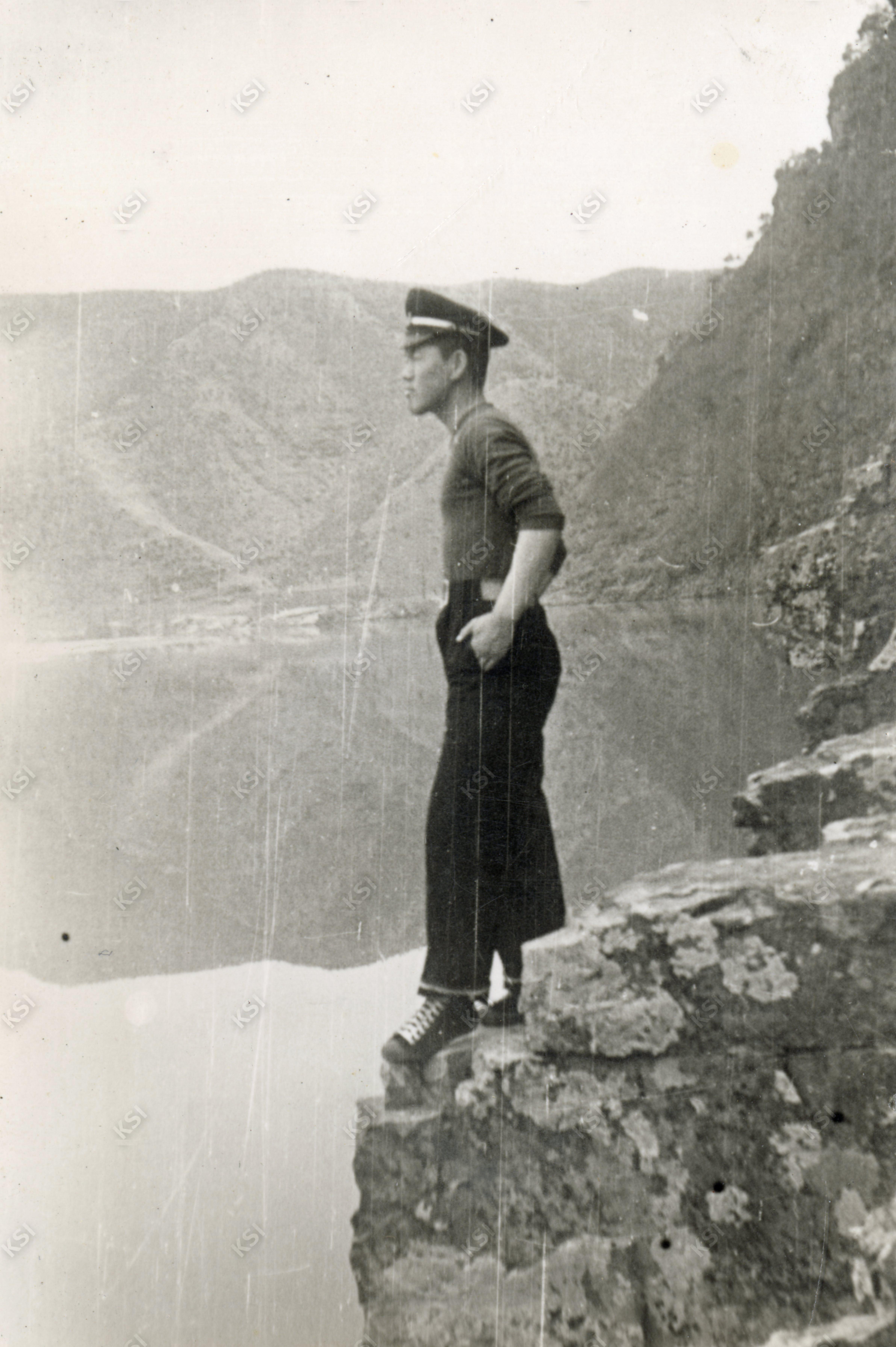 1960년 풍산 마애리 절벽 위에서 낙동강을 응시하며