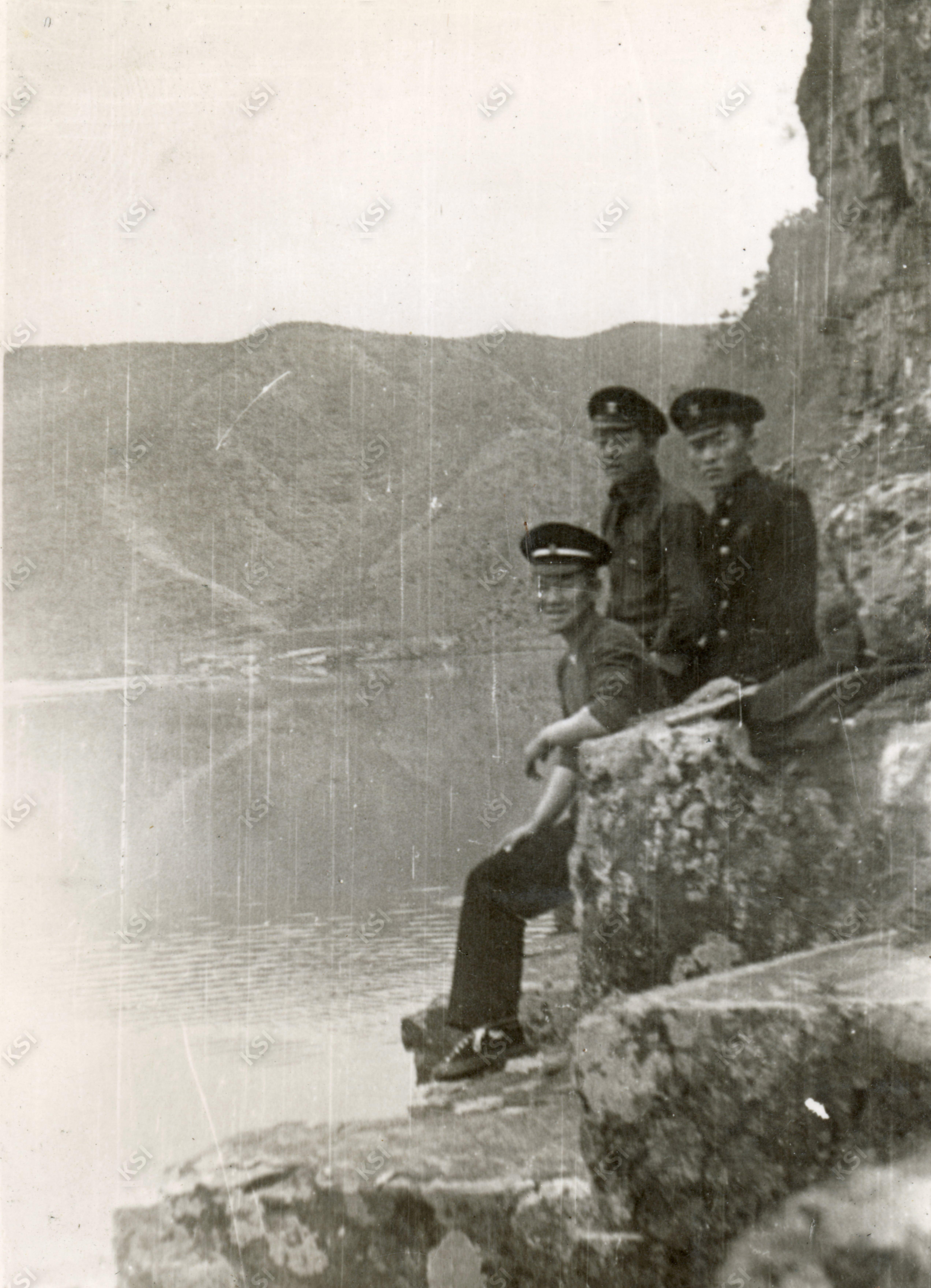 1960년 풍산 마애리 절벽 위에서 친구들과 함께