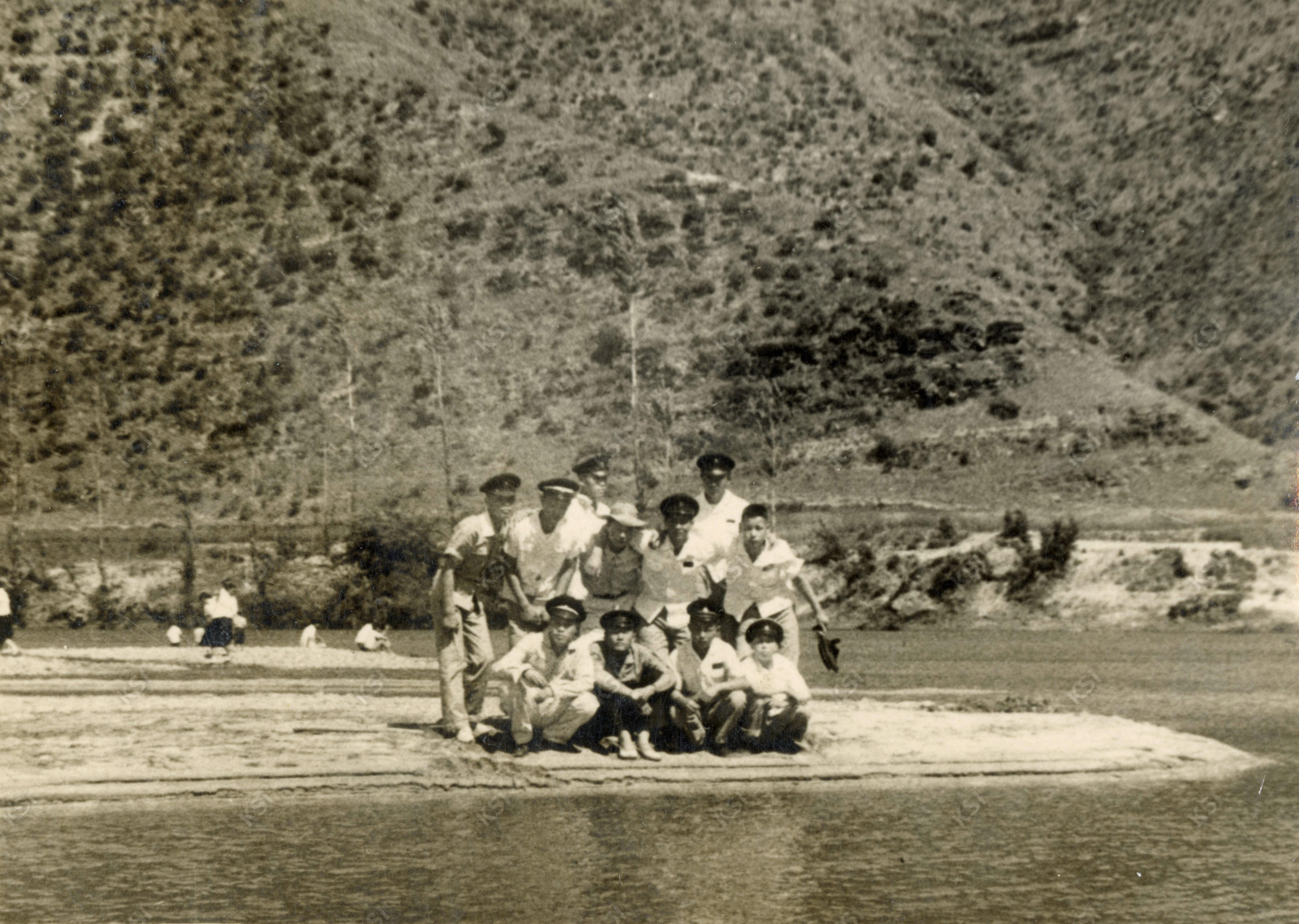 1960년 풍산 마애리 낙동강변에서 친구들과 함께