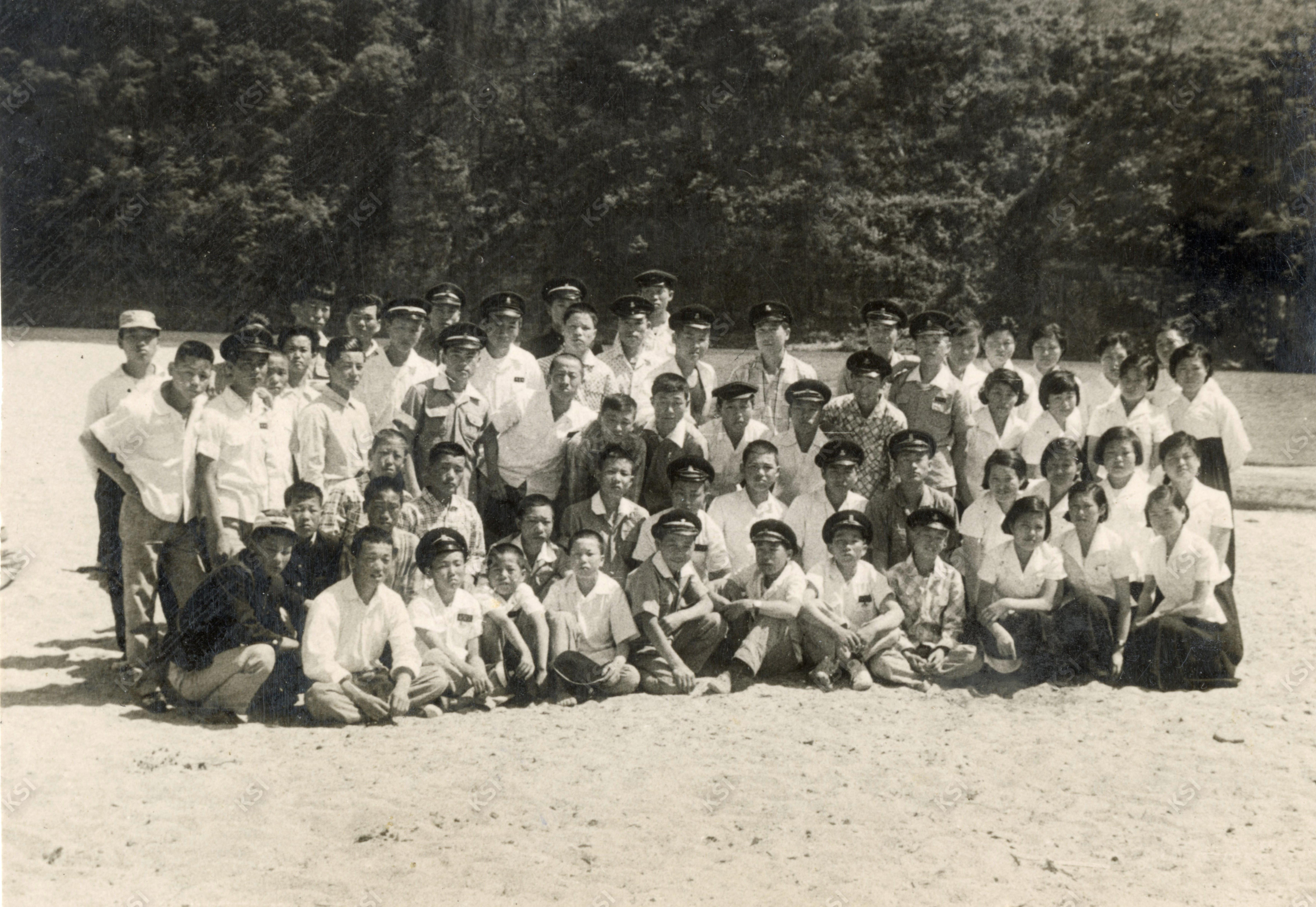 1960년 강변에 모인 풍산 마애리 청소년들