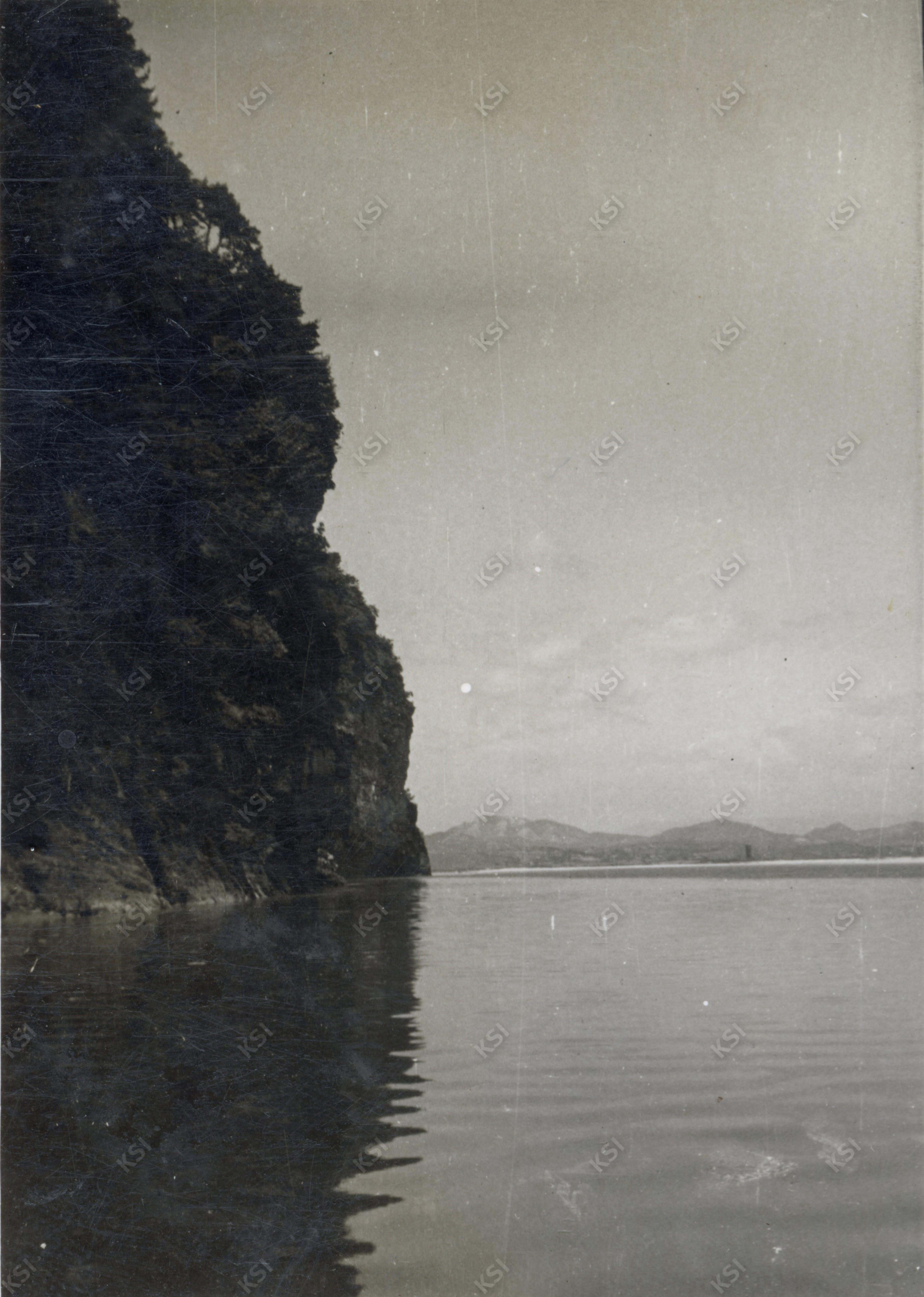 1960년경 풍산 마애리 강변의 절벽